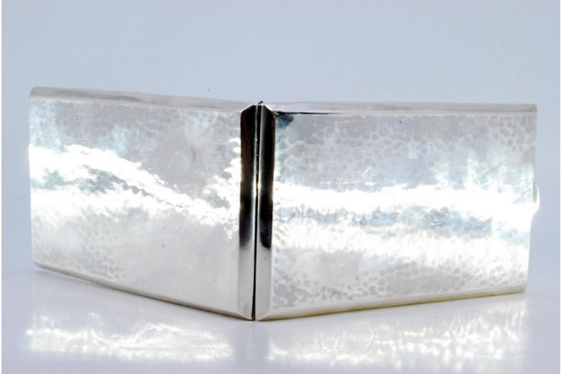 20th Century Hammered silver case with gold interior, two holder straps, hinged lid For Sale