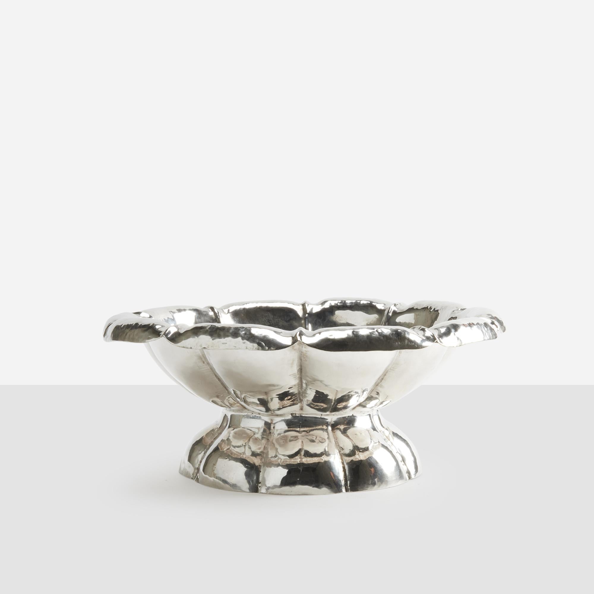 Tafelaufsatz aus gehämmertem Silber von Josef Hoffman im Zustand „Gut“ im Angebot in San Francisco, CA