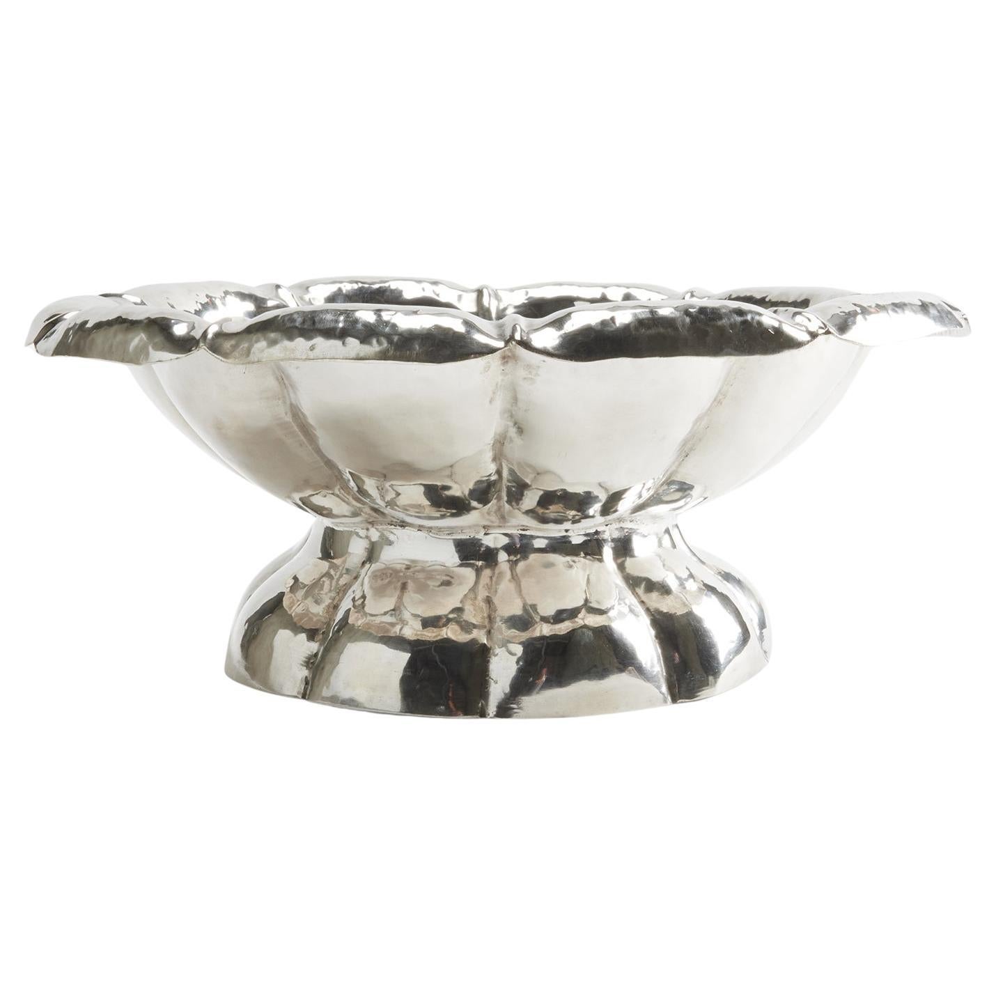 Centrotavola in argento martellato di Josef Hoffman