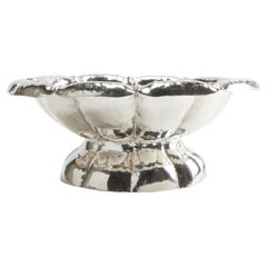 Centrotavola in argento martellato di Josef Hoffman