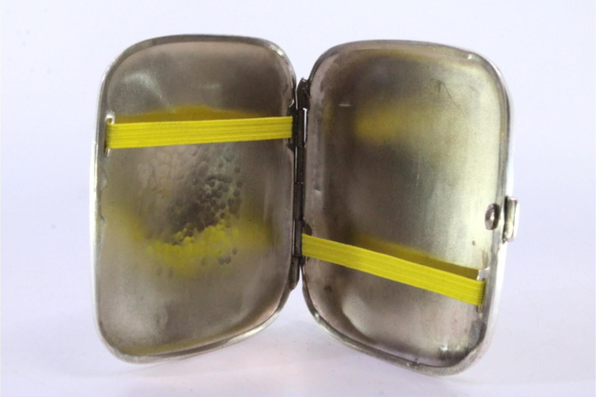 Hammered silver cigarette case with hinged lid and two ribbons inside In Good Condition For Sale In Porto, PT