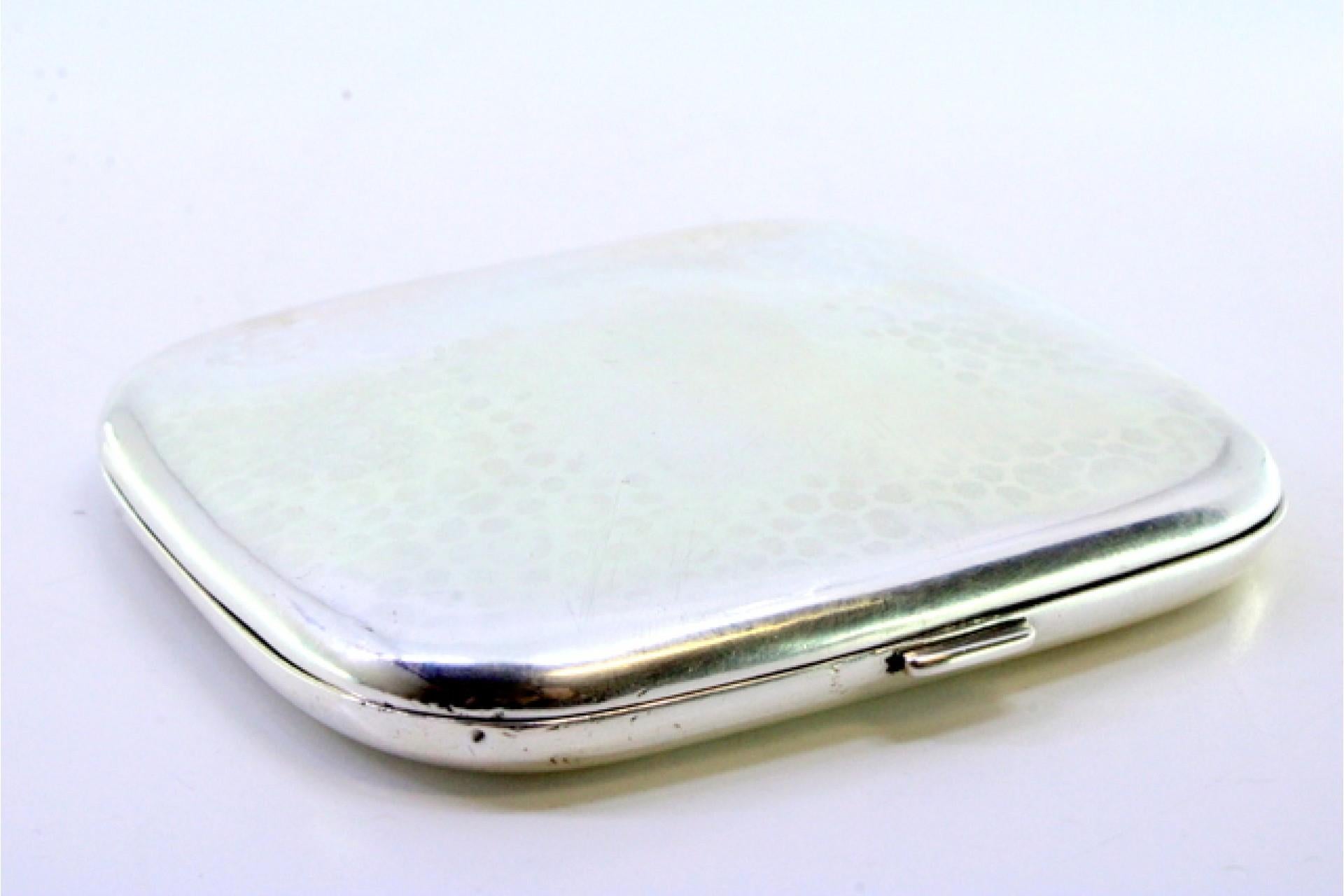 20th Century Hammered silver cigarette case with hinged lid and two ribbons inside For Sale