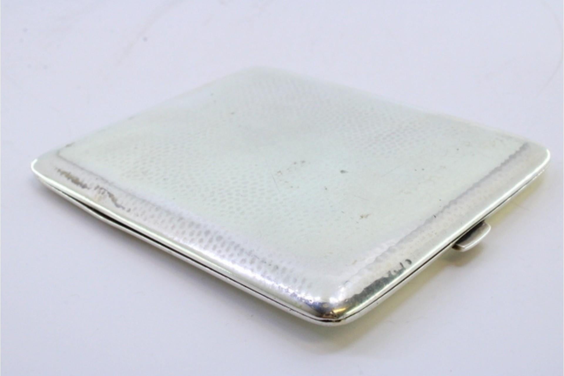 Hammered silver cigarette case with hinged lid In Good Condition For Sale In Porto, PT