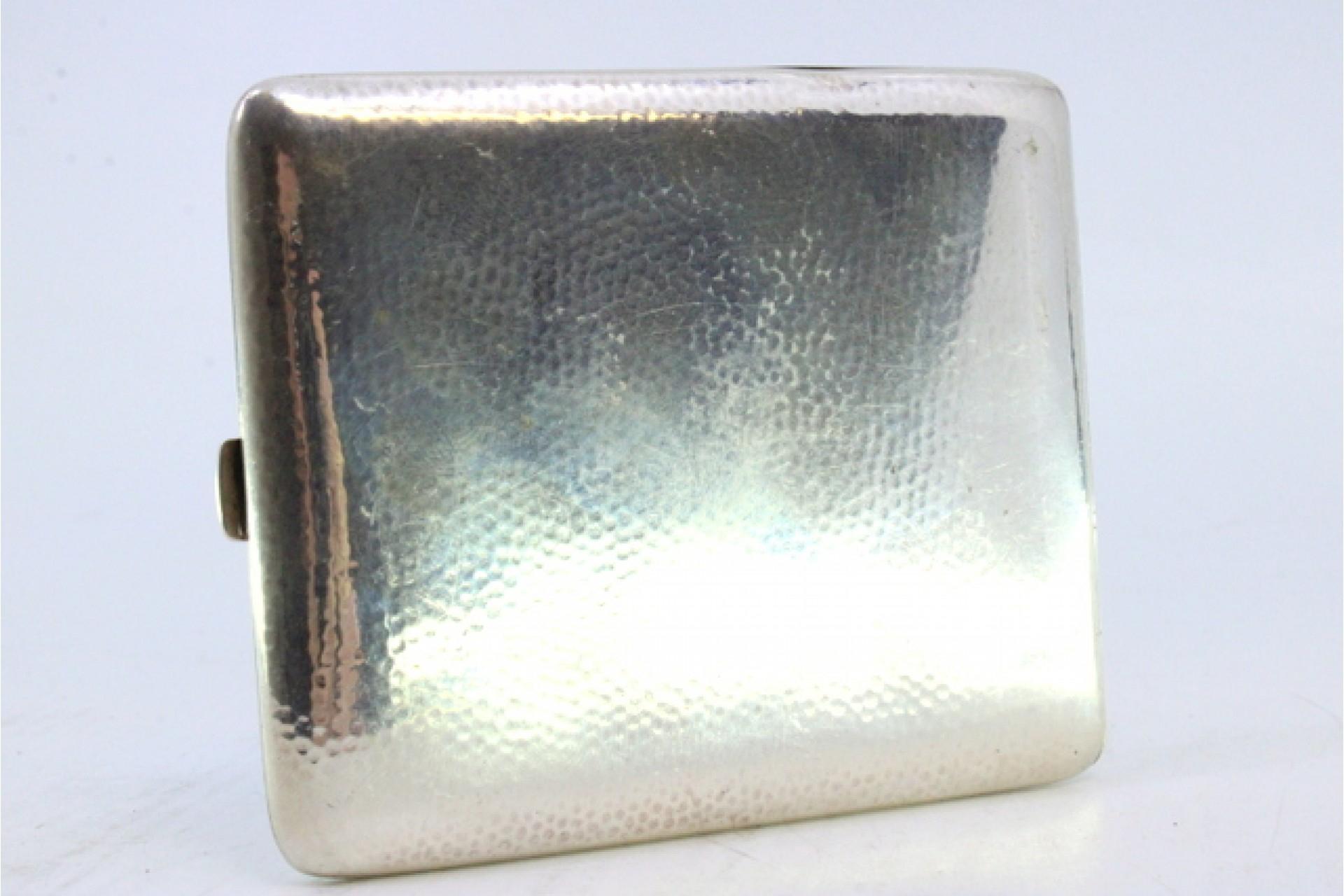 20th Century Hammered silver cigarette case with hinged lid For Sale