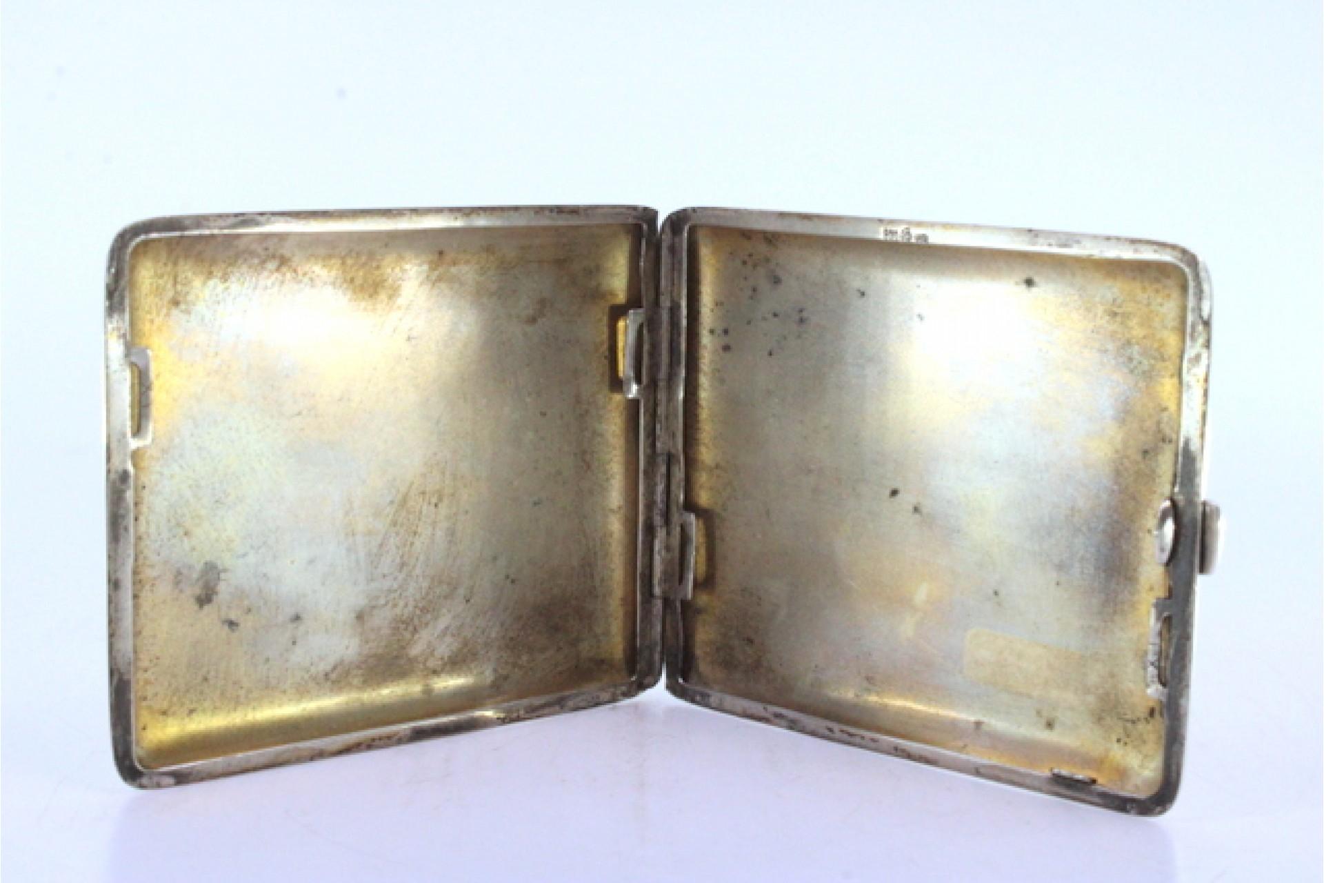 Hammered silver cigarette case with hinged lid For Sale 1