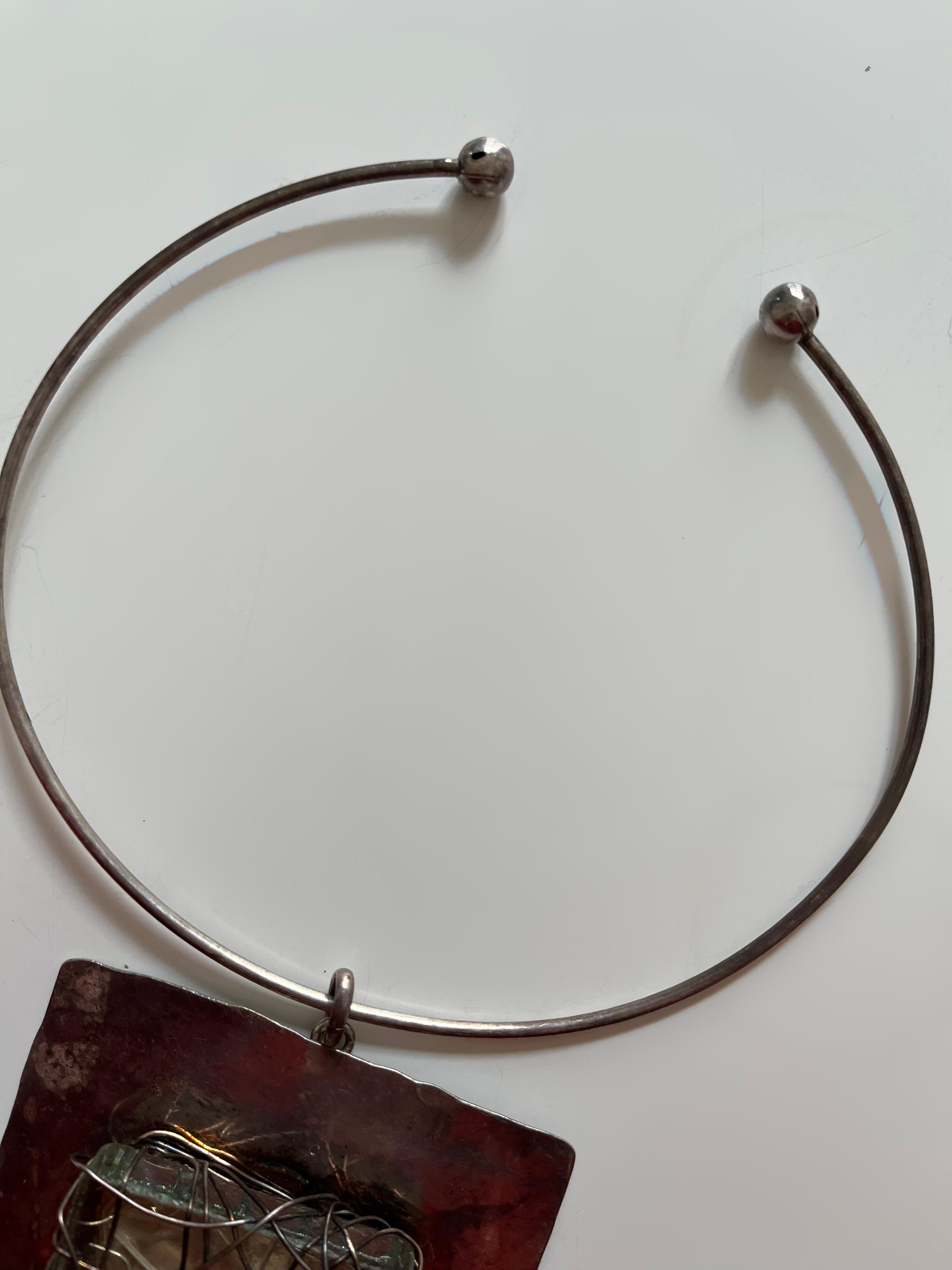 This exceptional piece is a necklace signed by Hervé Van Der Straeten (no signature on the necklace). This adjustable necklace is made of hammered silver. It features a striking pendant: a square with a 5 cm by 5 cm square blue zircon at its centre,