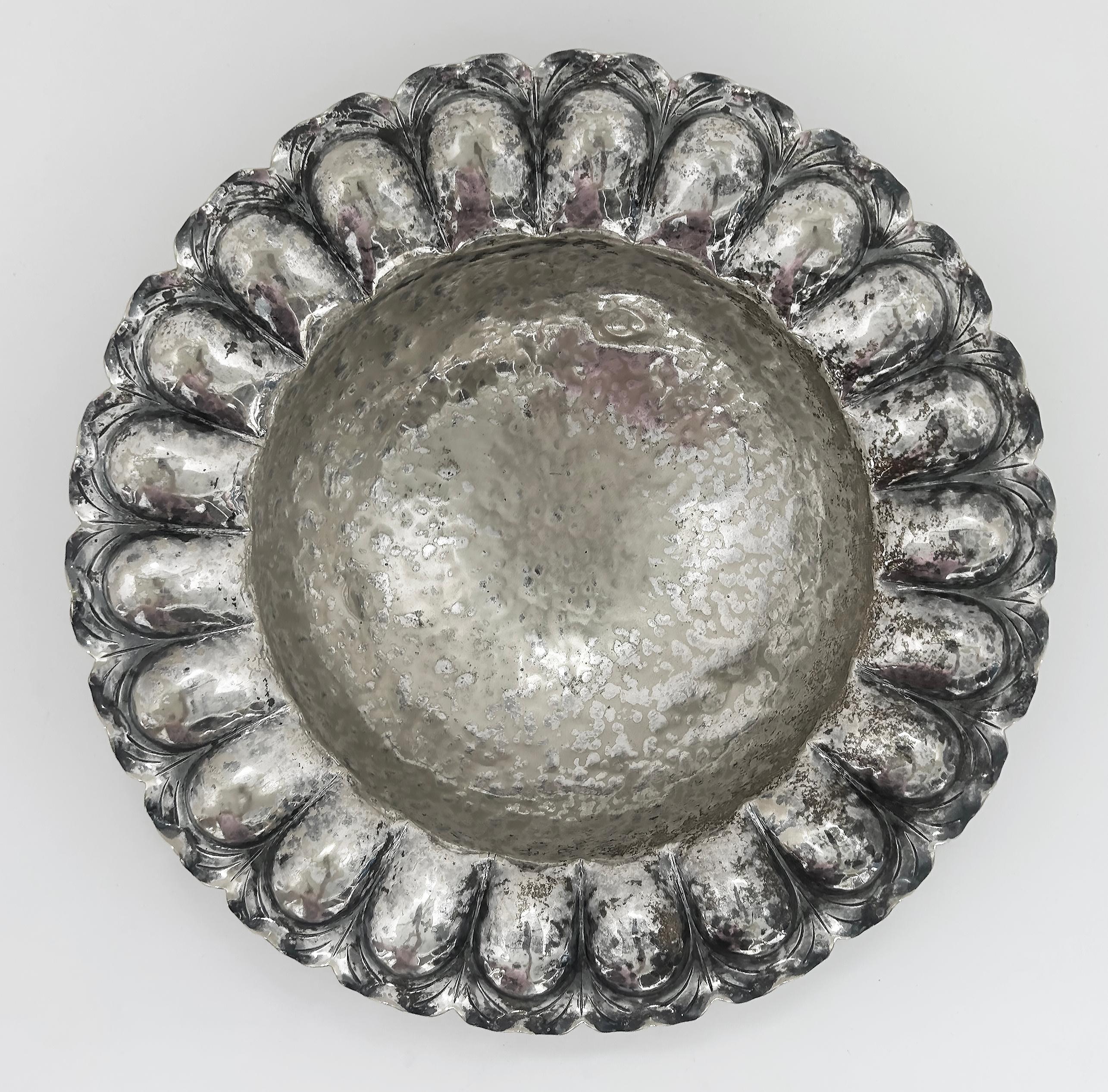 Ciotola con piede in argento martellato con bordo smerlato e manici ad anello In condizioni buone in vendita a Miami, FL