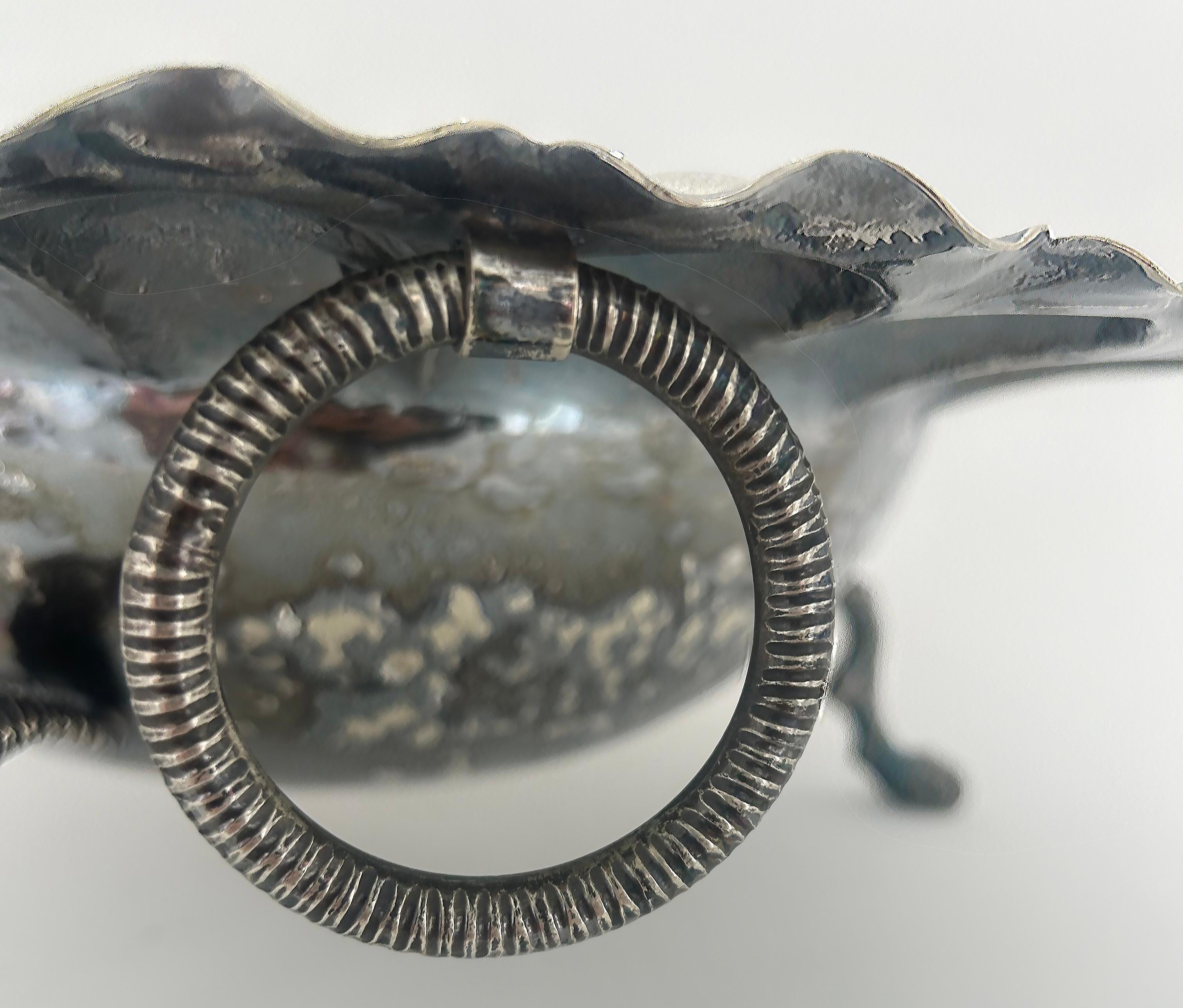 XX secolo Ciotola con piede in argento martellato con bordo smerlato e manici ad anello in vendita