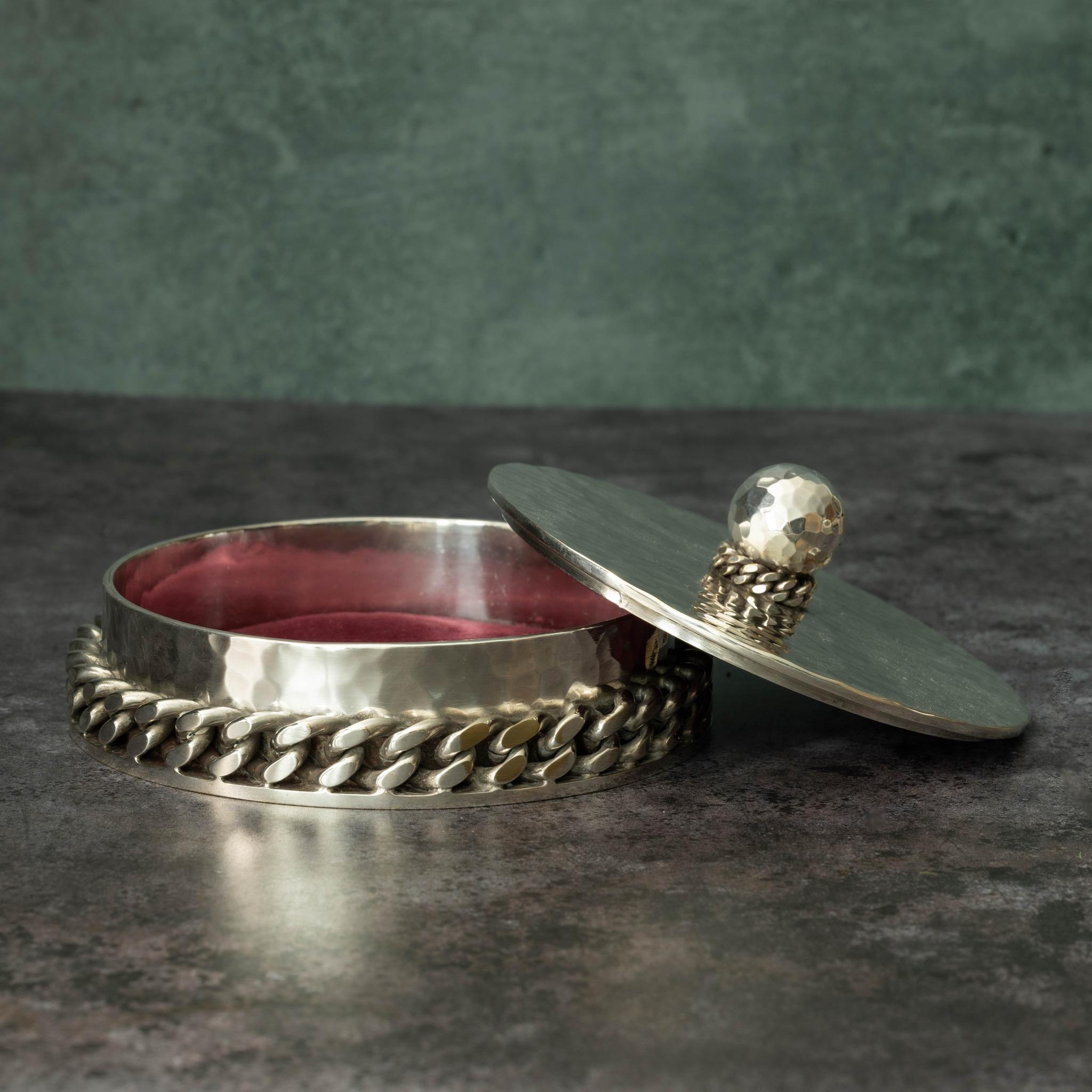 Vide Poche de plata martillada de Jean Després, circa 1960 Francés en venta