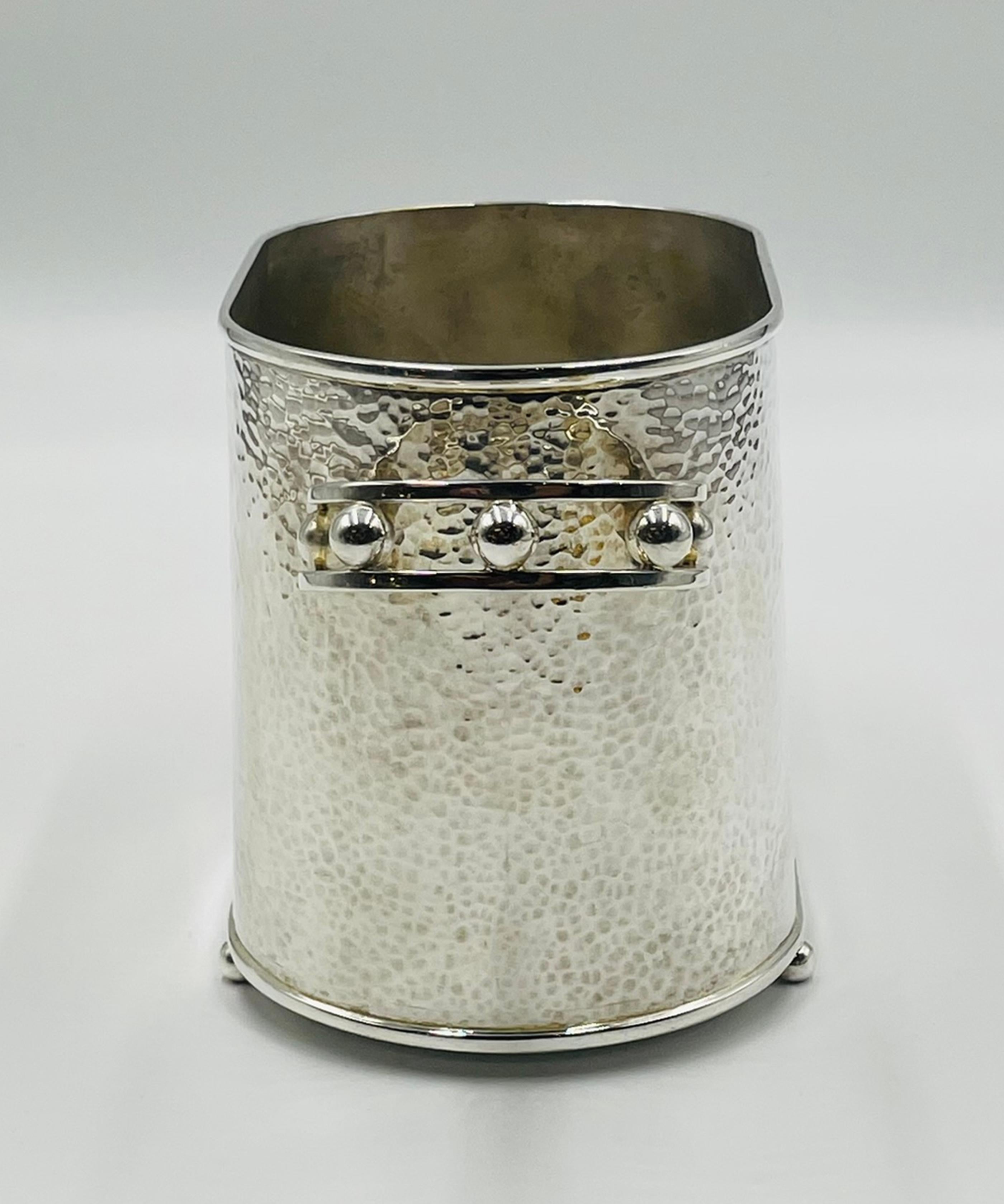 Elegante secchiello per il ghiaccio in argento martellato a mano, progettato e realizzato da Emilia Castillo a Taxco, Guerrero, Messico. Realizzato in ottone con finitura argentata, il pezzo presenta un corpo ovale con maniglie ad anello scultoree