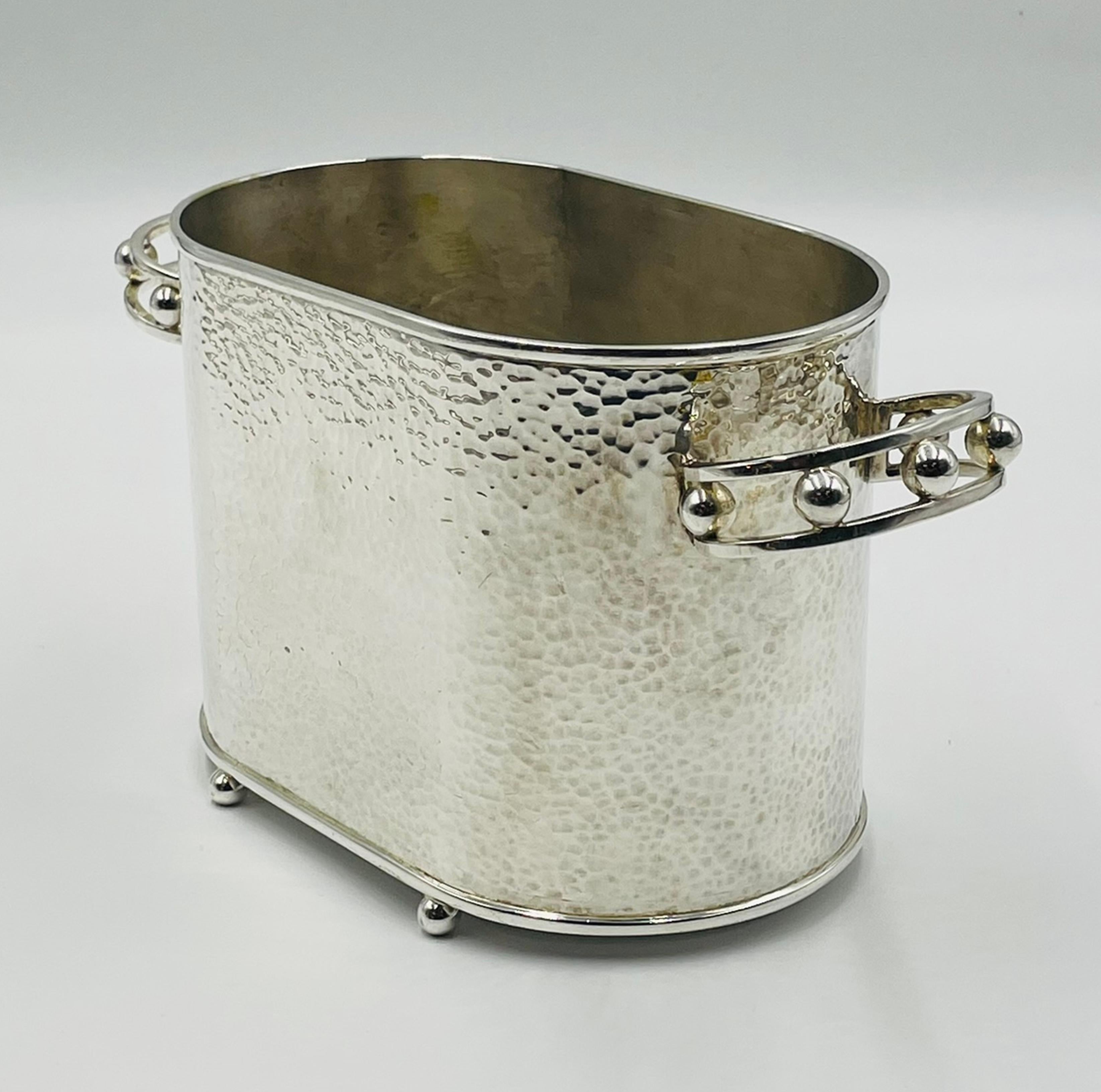 Fatto a mano Secchiello per ghiaccio in argento martellato di Emilia Castillo, Modernismo messicano in vendita