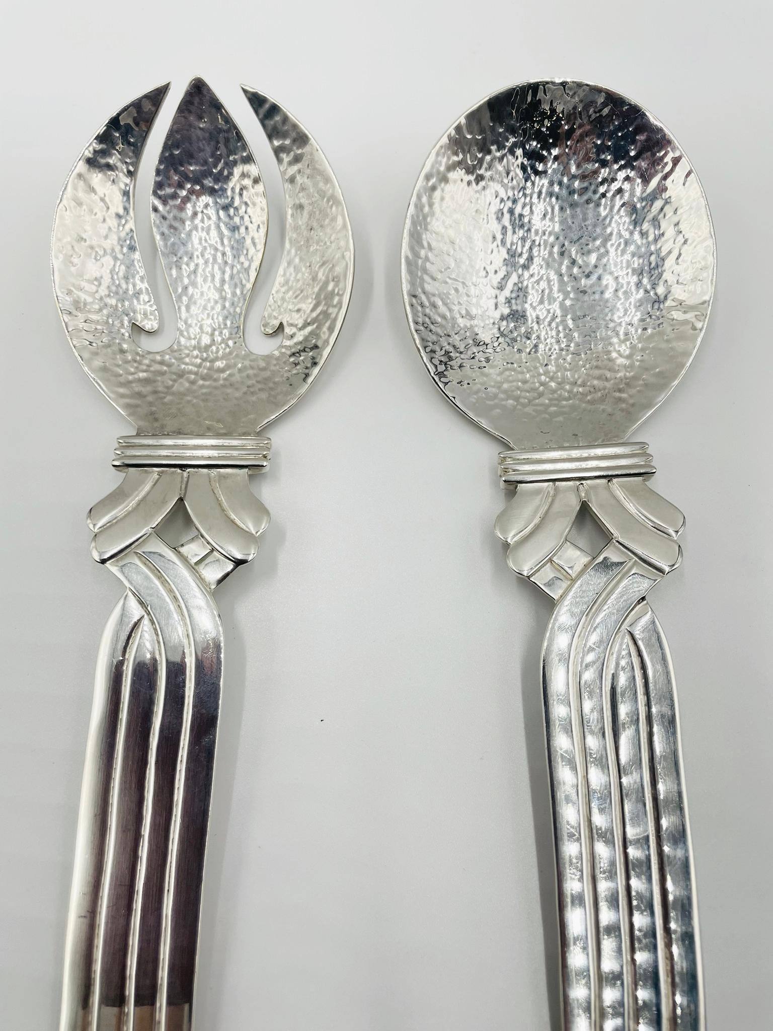 Servierbesteck aus gehämmertem Silber mit skulpturalen, gerollten Griffen im Angebot 3