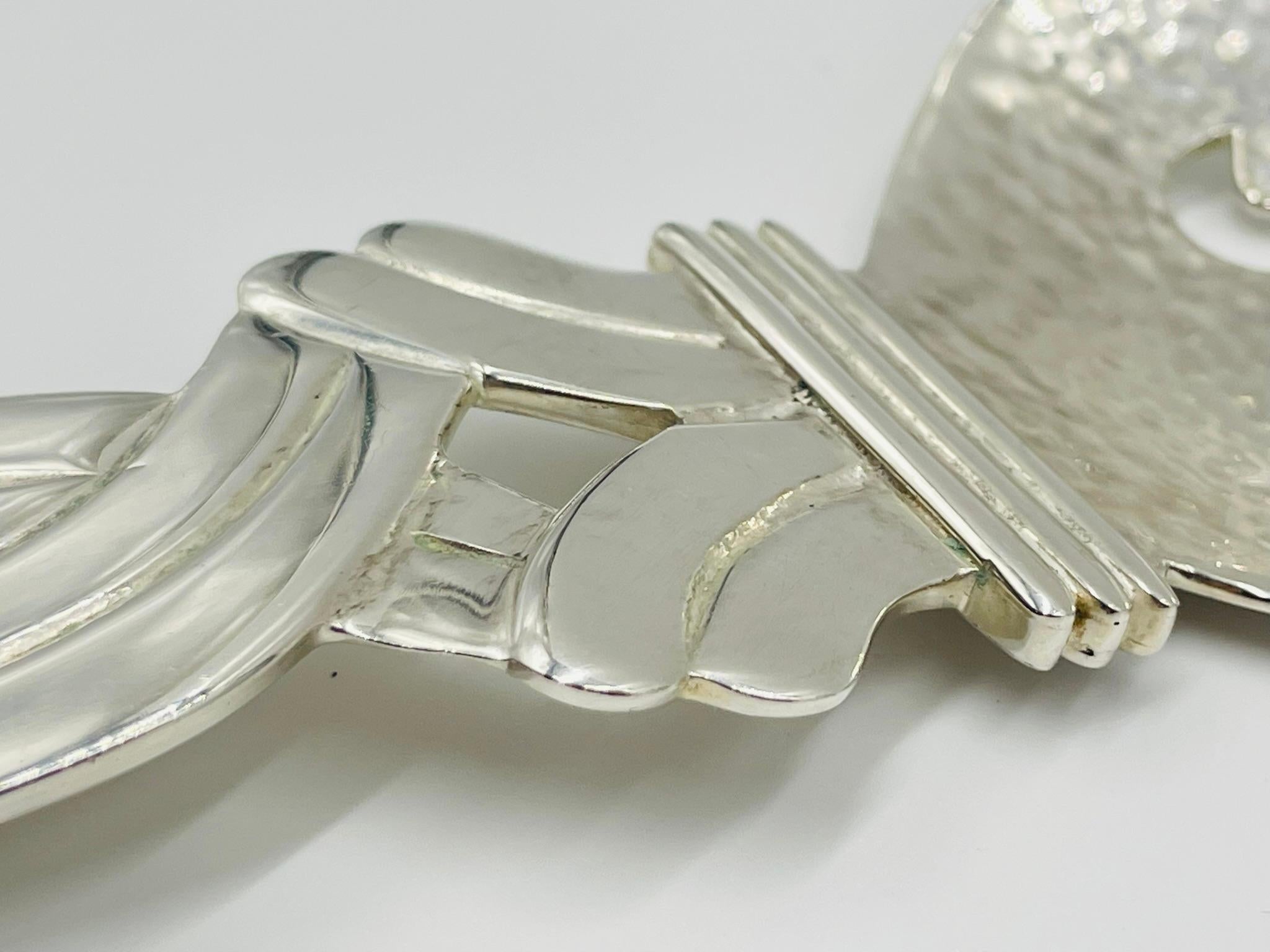 Servierbesteck aus gehämmertem Silber mit skulpturalen, gerollten Griffen im Angebot 4