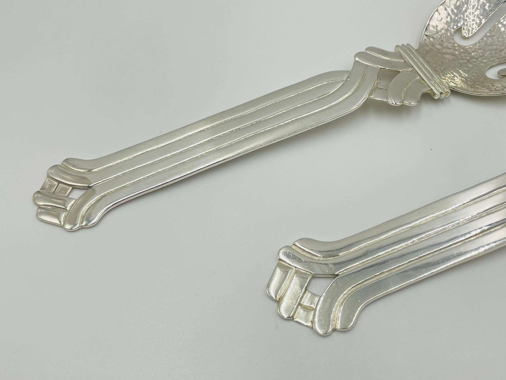 Servierbesteck aus gehämmertem Silber mit skulpturalen, gerollten Griffen im Angebot 5
