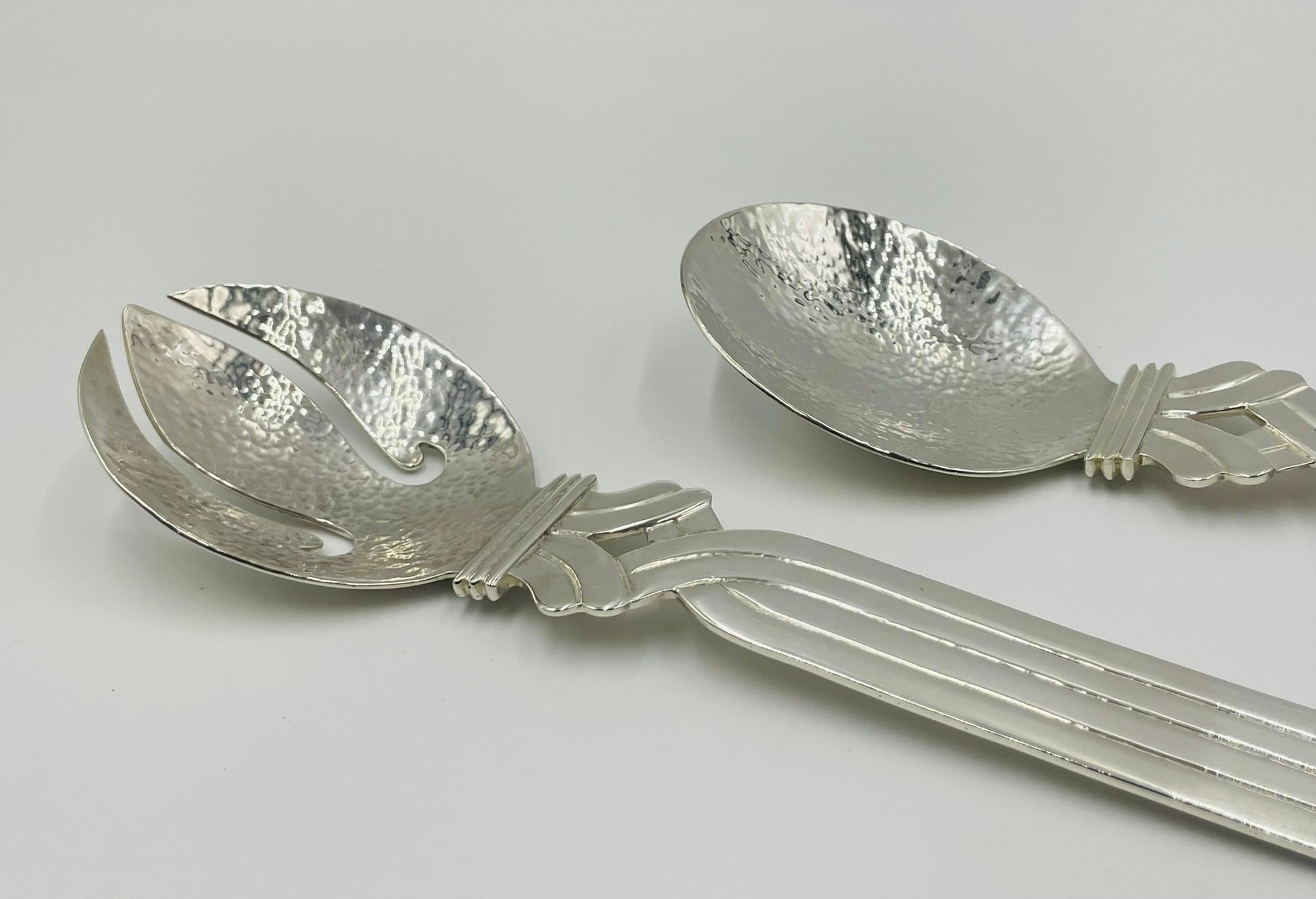 Servierbesteck aus gehämmertem Silber mit skulpturalen, gerollten Griffen im Angebot 6