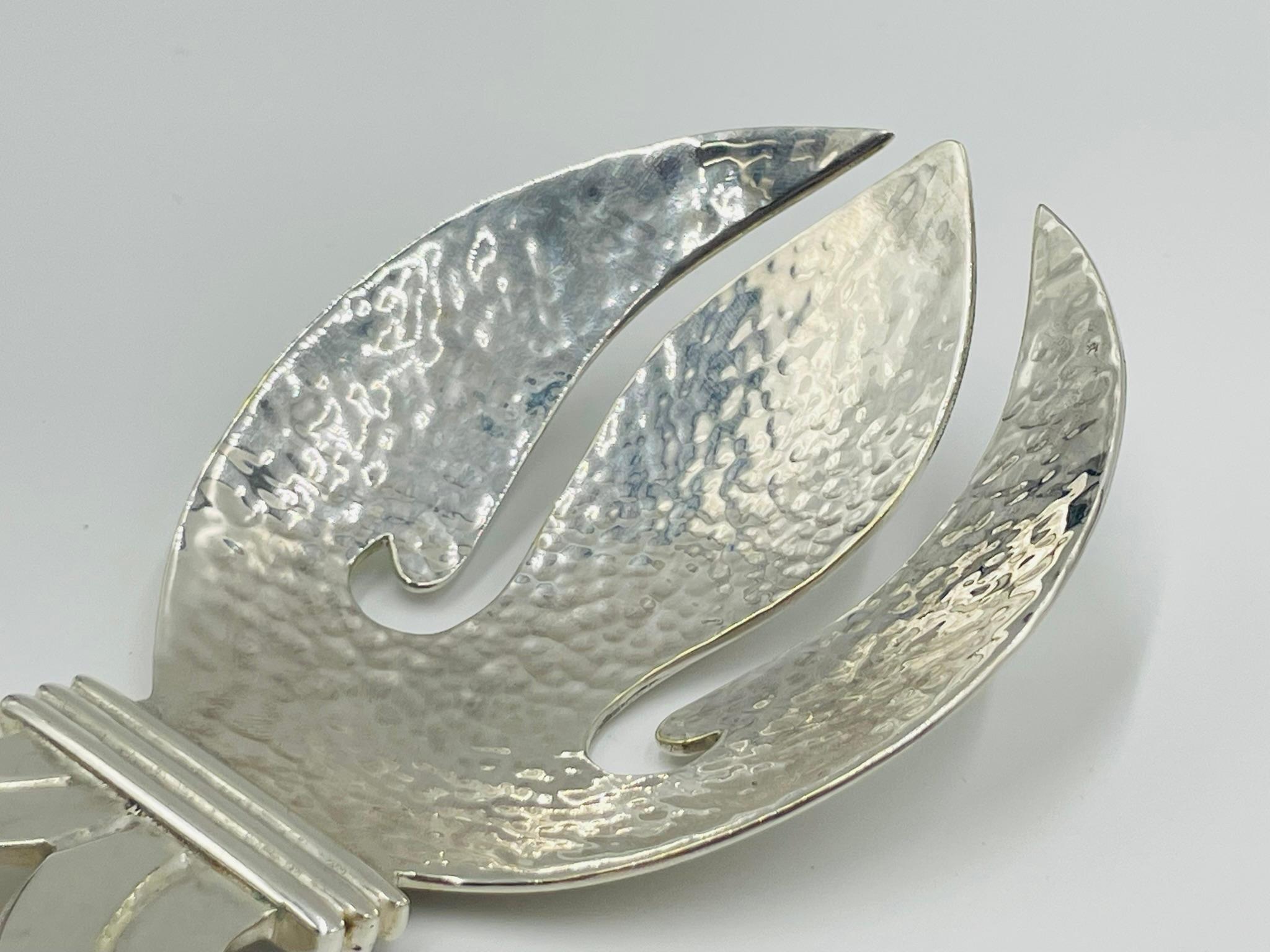Servierbesteck aus gehämmertem Silber mit skulpturalen, gerollten Griffen im Angebot 8