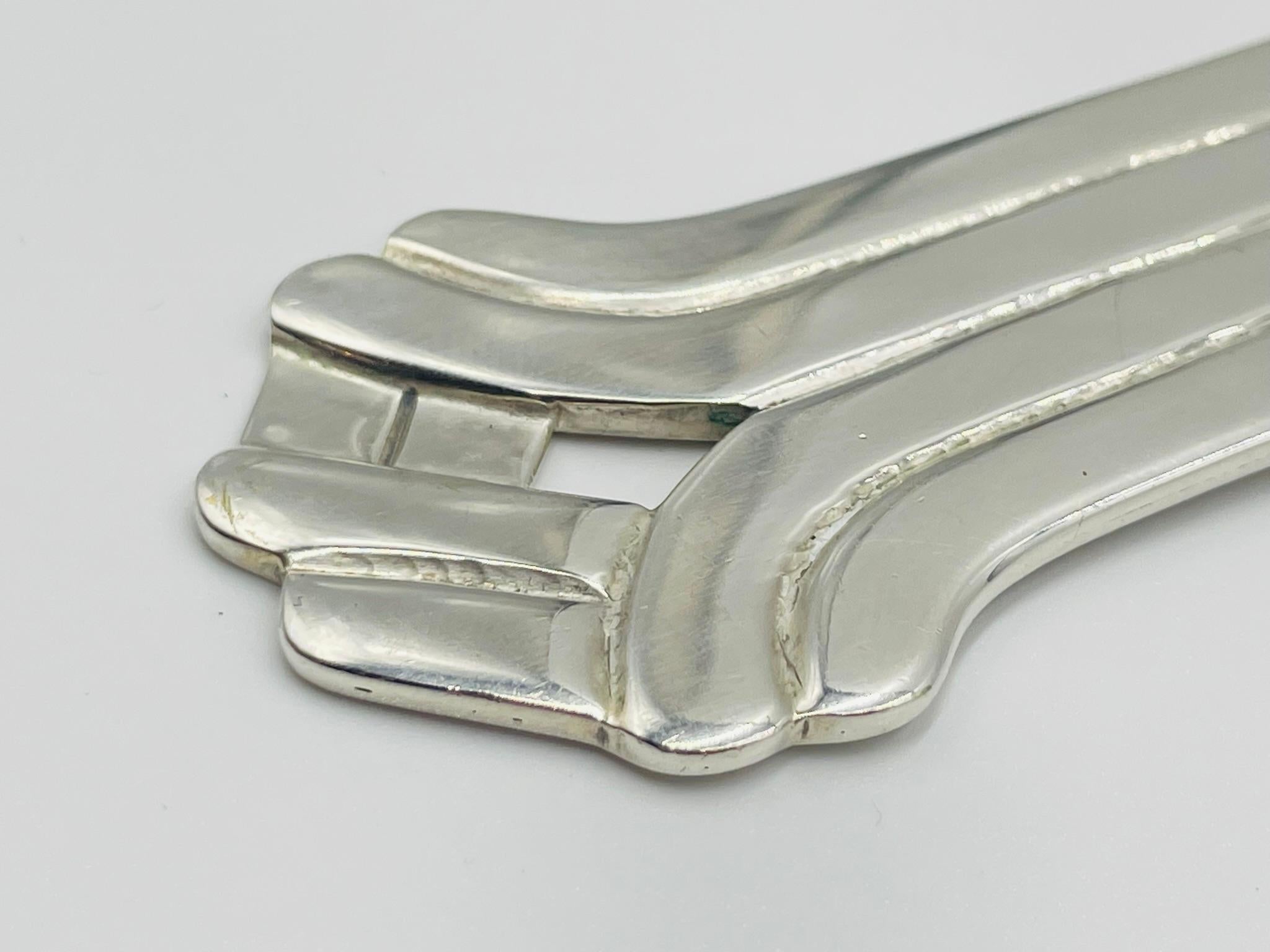 Servierbesteck aus gehämmertem Silber mit skulpturalen, gerollten Griffen im Angebot 9