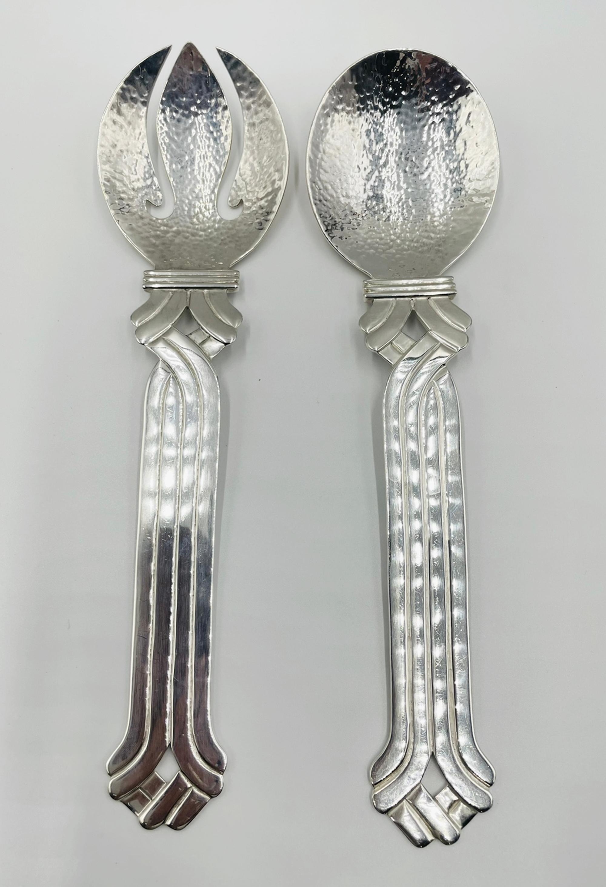 Servierbesteck aus gehämmertem Silber mit skulpturalen, gerollten Griffen (Moderne) im Angebot