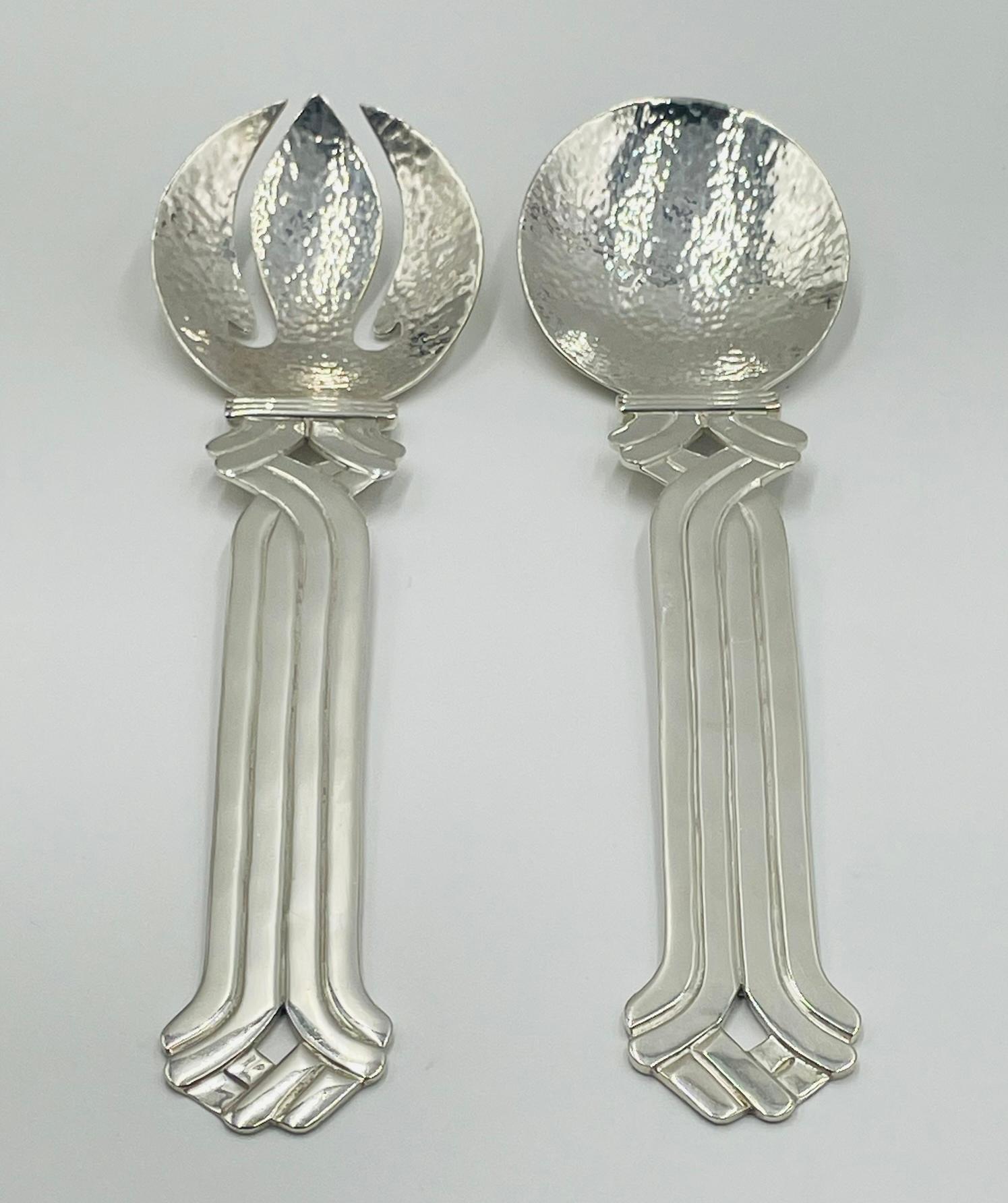 Servierbesteck aus gehämmertem Silber mit skulpturalen, gerollten Griffen (Mexikanisch) im Angebot