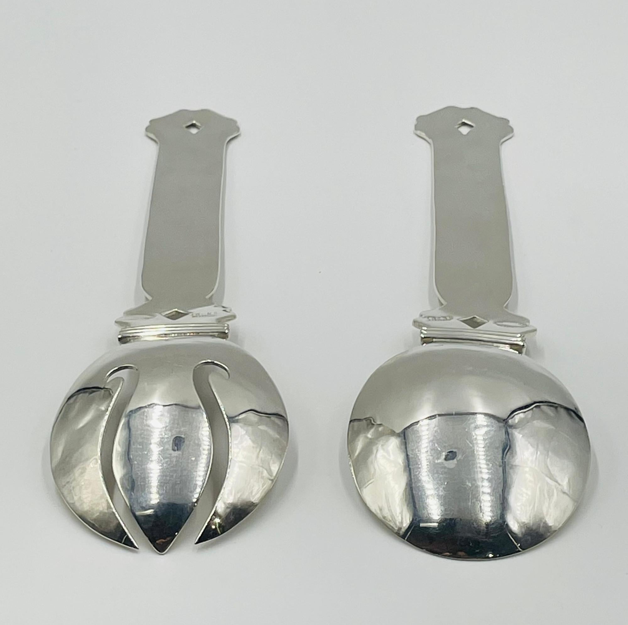 Servierbesteck aus gehämmertem Silber mit skulpturalen, gerollten Griffen (Handgefertigt) im Angebot