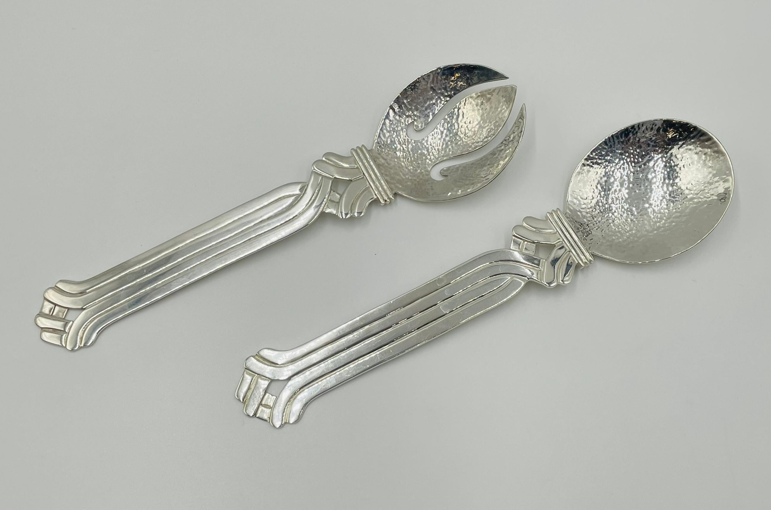 Servierbesteck aus gehämmertem Silber mit skulpturalen, gerollten Griffen im Zustand „Gut“ im Angebot in Los Angeles, CA