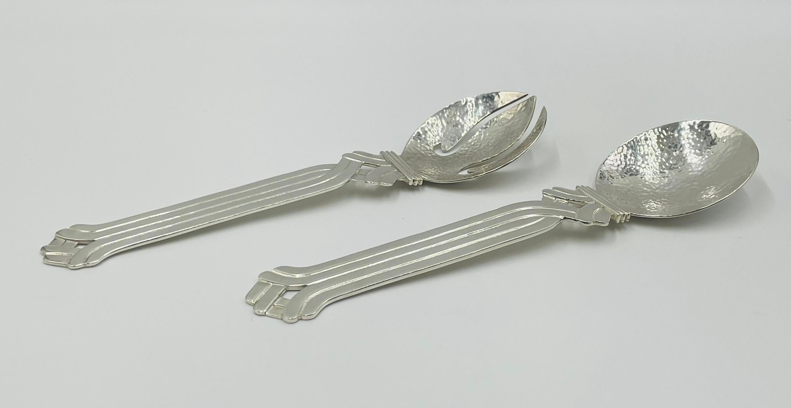 Servierbesteck aus gehämmertem Silber mit skulpturalen, gerollten Griffen (Ende des 20. Jahrhunderts) im Angebot