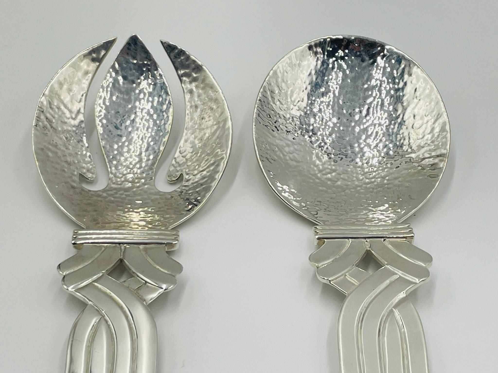 Servierbesteck aus gehämmertem Silber mit skulpturalen, gerollten Griffen (Versilberung) im Angebot