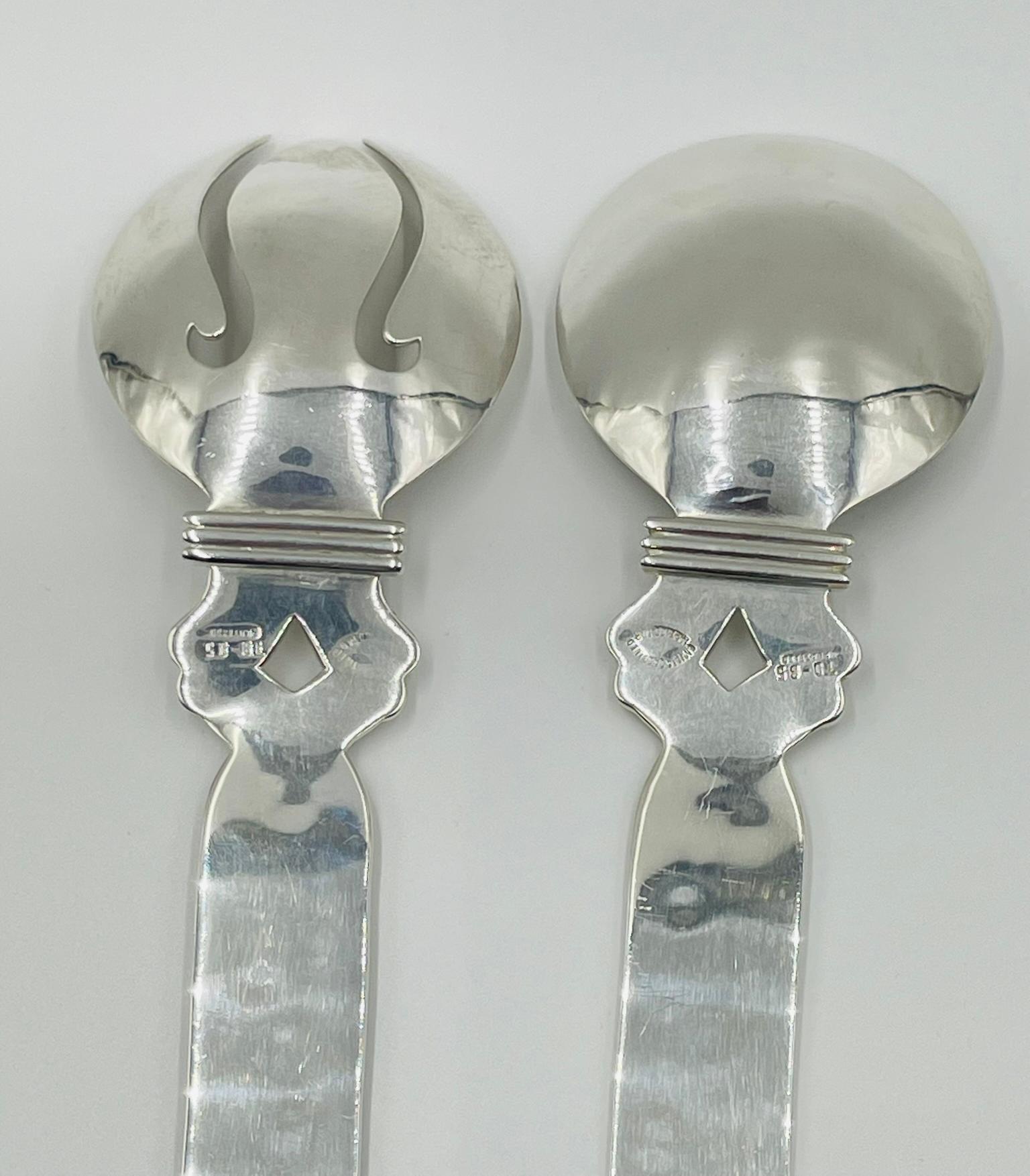 Servierbesteck aus gehämmertem Silber mit skulpturalen, gerollten Griffen im Angebot 1