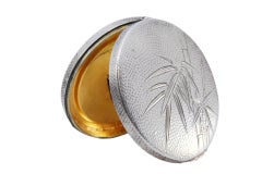 Toilettendose aus gehämmertem Silber mit floralen Motiven und einem goldfarbenen Spiegel im Inneren