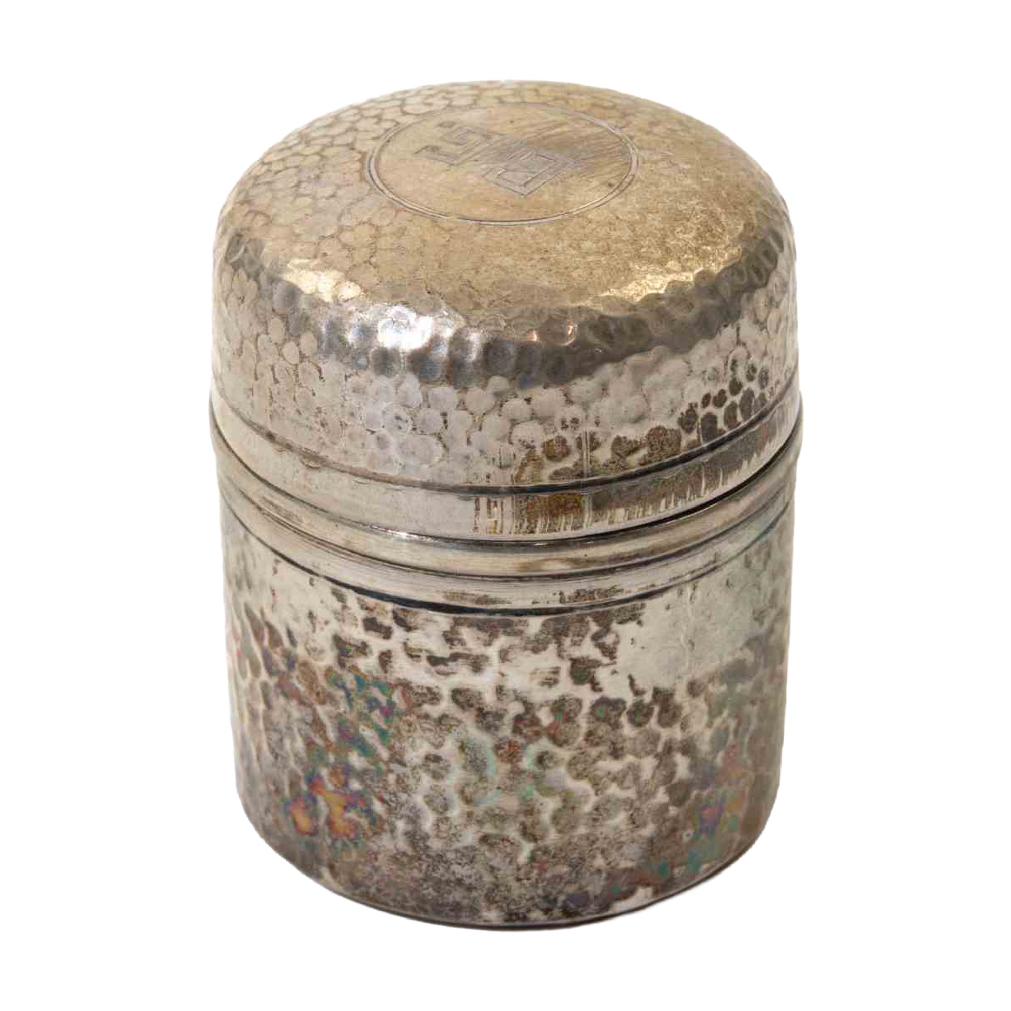 Boîte à couvercle en argent martelé avec Monogramme, 1970 en vente