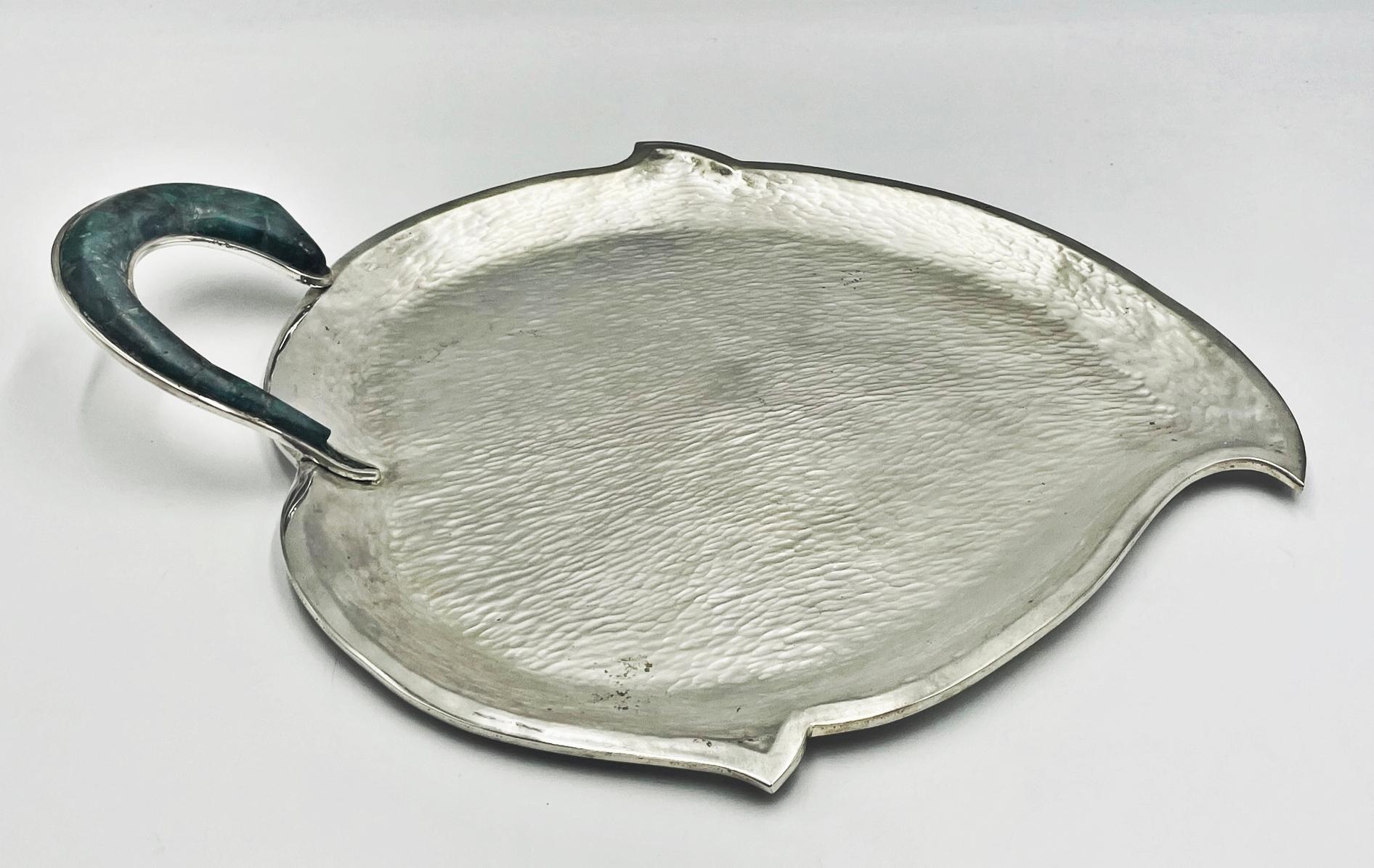 Hammered Silver Tray with Malachite Handle by Los Castillo, Mexican Modernism (Moderne der Mitte des Jahrhunderts) im Angebot
