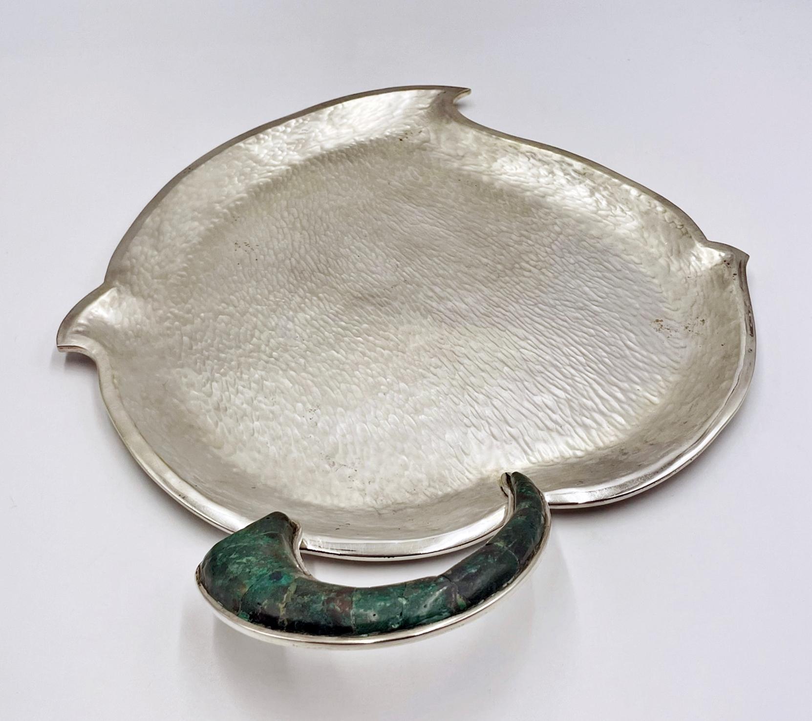 Hammered Silver Tray with Malachite Handle by Los Castillo, Mexican Modernism (Mexikanisch) im Angebot