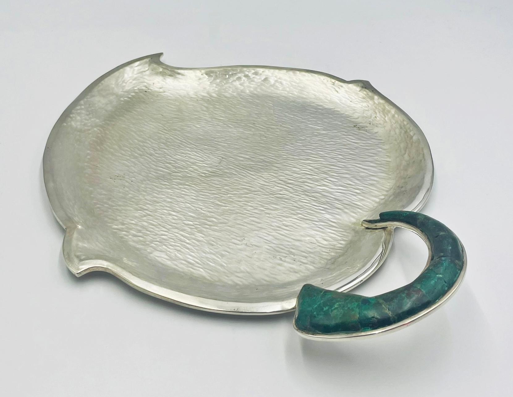 Hammered Silver Tray with Malachite Handle by Los Castillo, Mexican Modernism (Handgefertigt) im Angebot