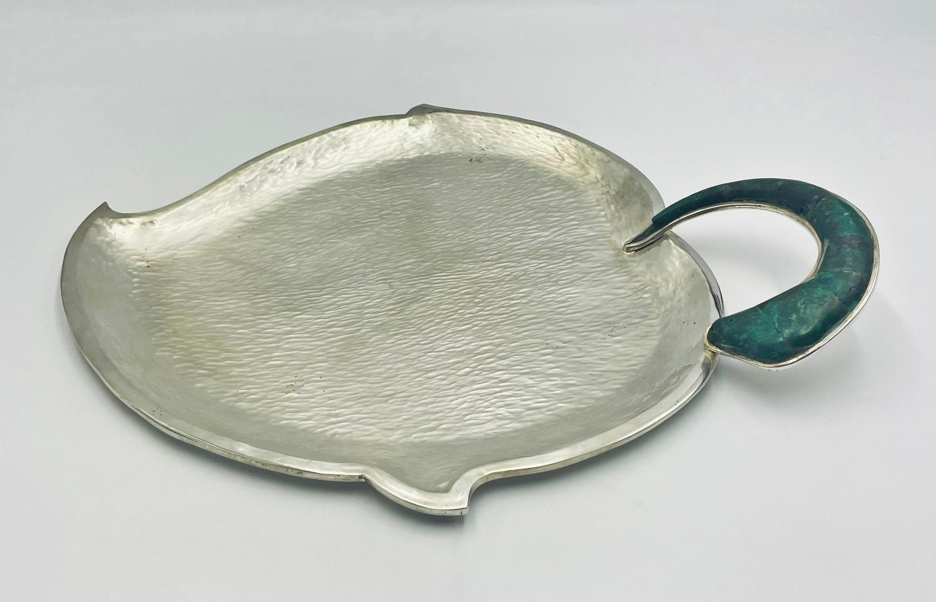 Hammered Silver Tray with Malachite Handle by Los Castillo, Mexican Modernism im Zustand „Gut“ im Angebot in Los Angeles, CA
