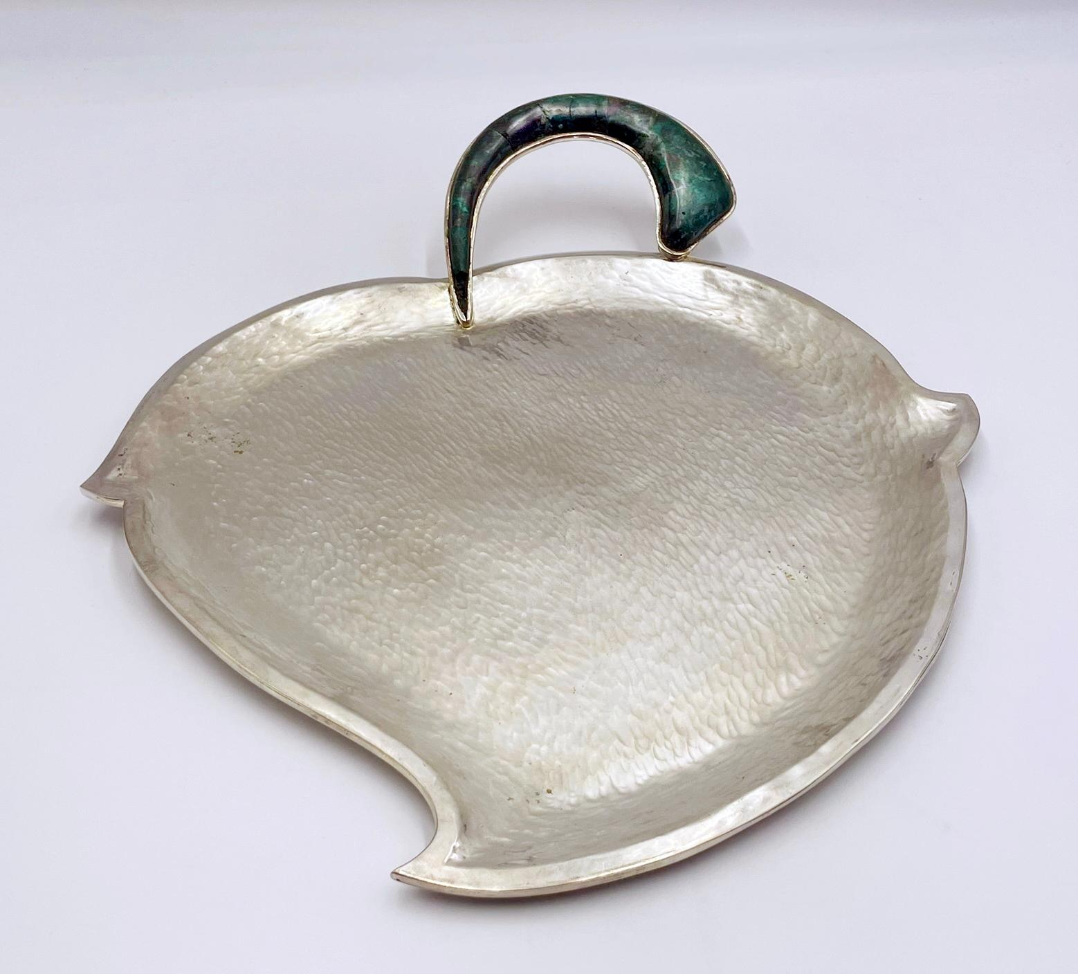 Hammered Silver Tray with Malachite Handle by Los Castillo, Mexican Modernism (Versilberung) im Angebot