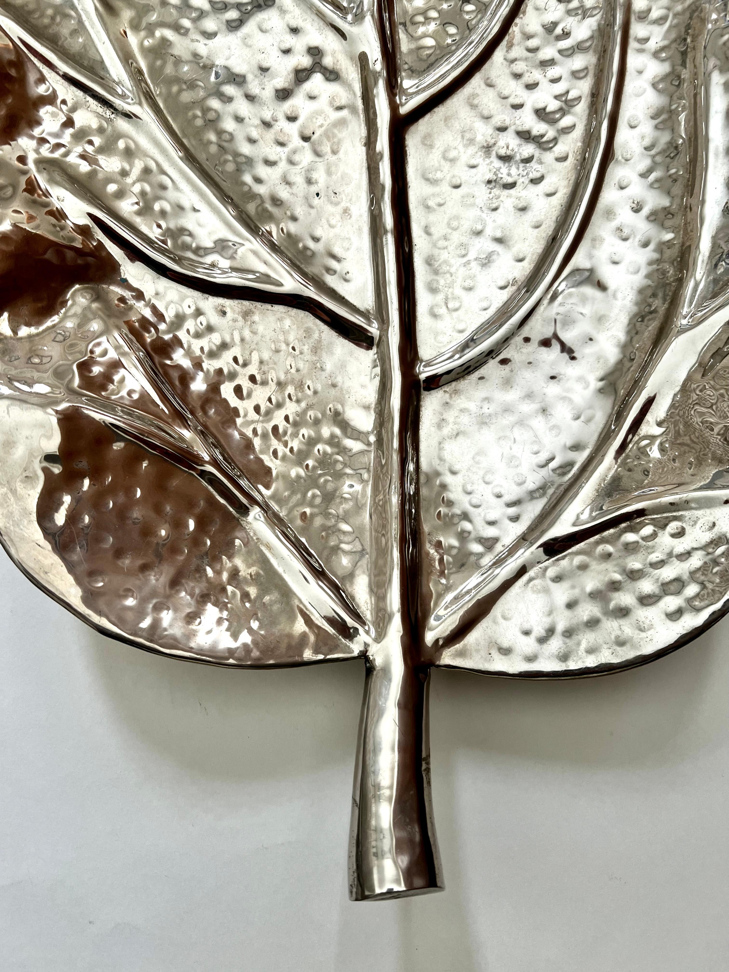 Hammered Silverplate Leaf Serving or Decorative Piece In Good Condition For Sale In Los Angeles, CA
