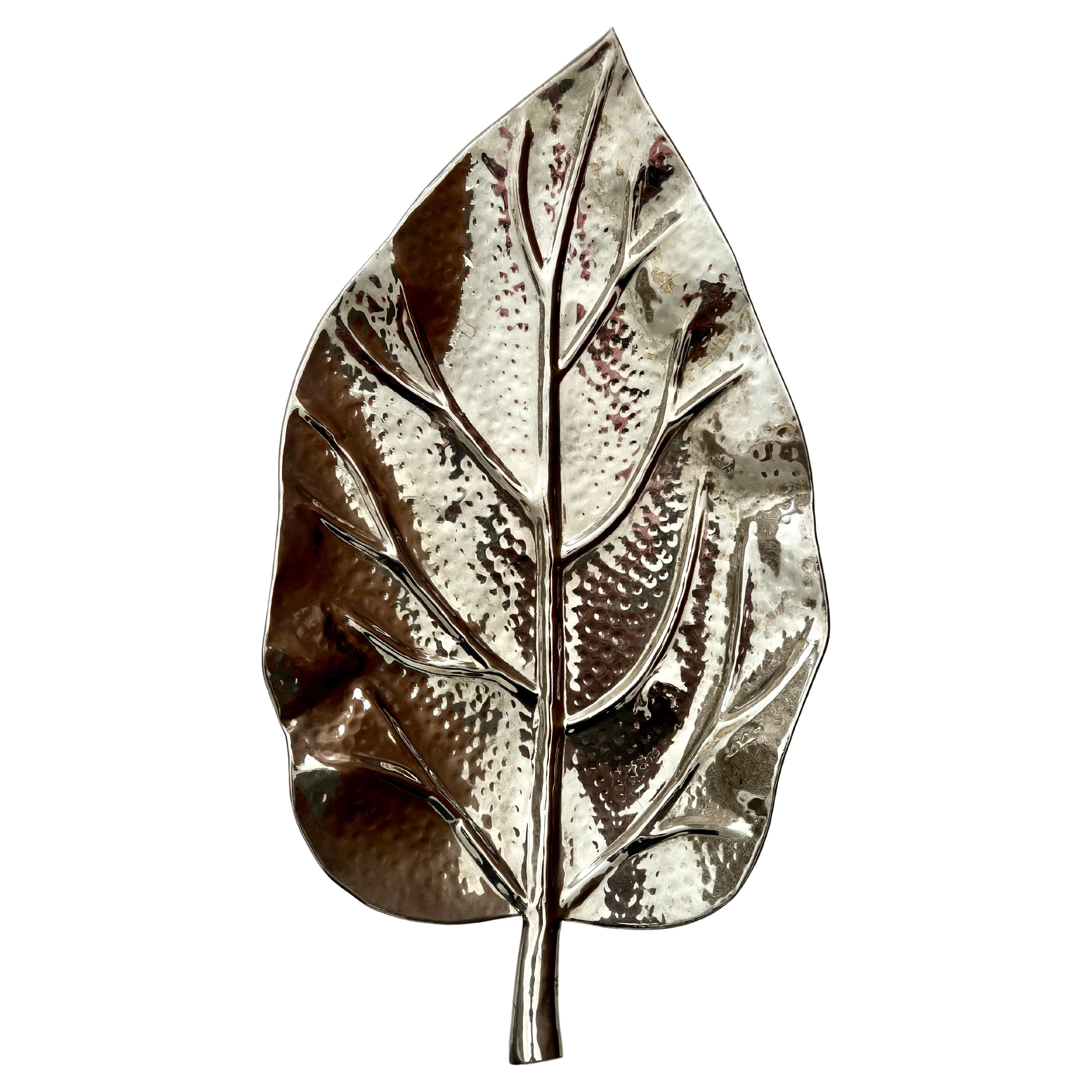 Pièce de service ou de décoration en métal argenté martelé à feuilles