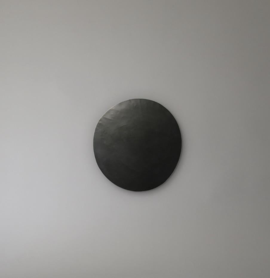 Scultura da parete Orb in acciaio martellato di Matthew Sidow per la galleria ODYSSEY.

Acciaio martellato con finitura nera satinata.

Ogni pezzo è unico e realizzato su ordinazione con tempi di consegna di 4-6 settimane.