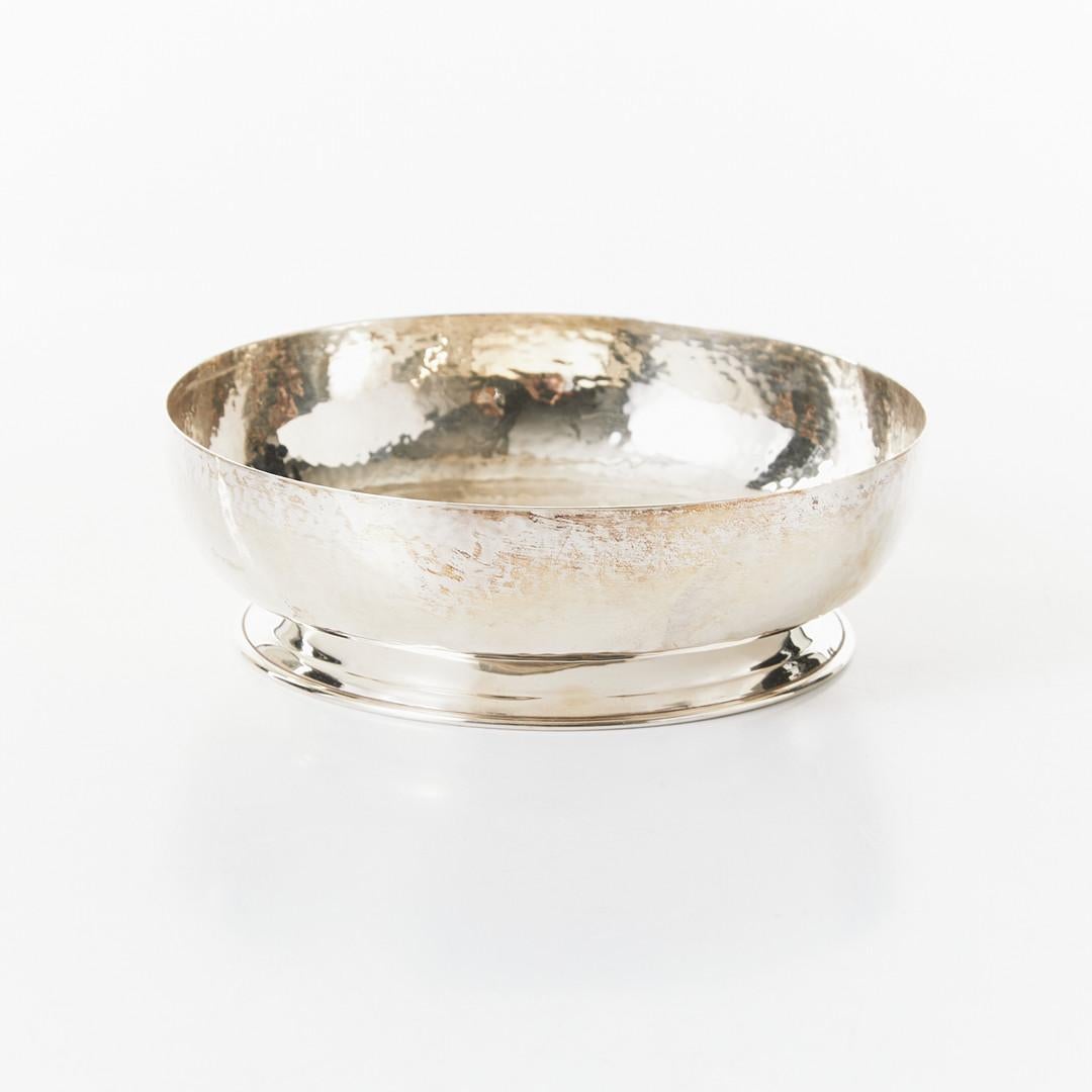 Gorgeous hammered .925 sterling silver bowl by unknown Mexican designer 

1950's 

Measures approximately: 

Diameter: 5.5