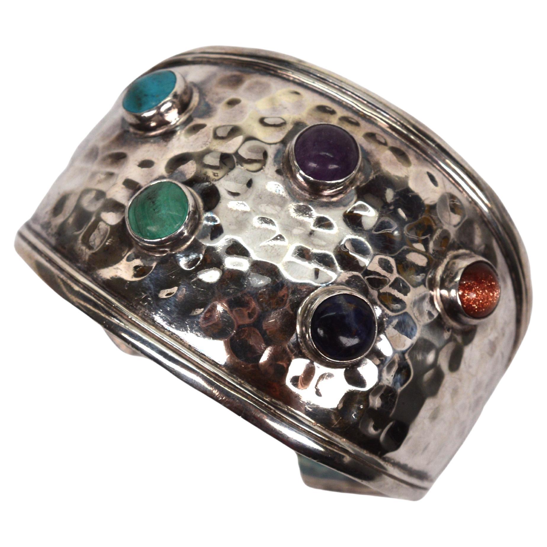 Gehämmertes, breites, juwelenbesetztes Manschettenarmband aus Sterling Silber