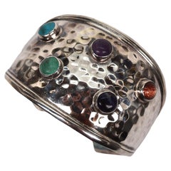 Bracciale largo Jewell in argento massiccio martellato