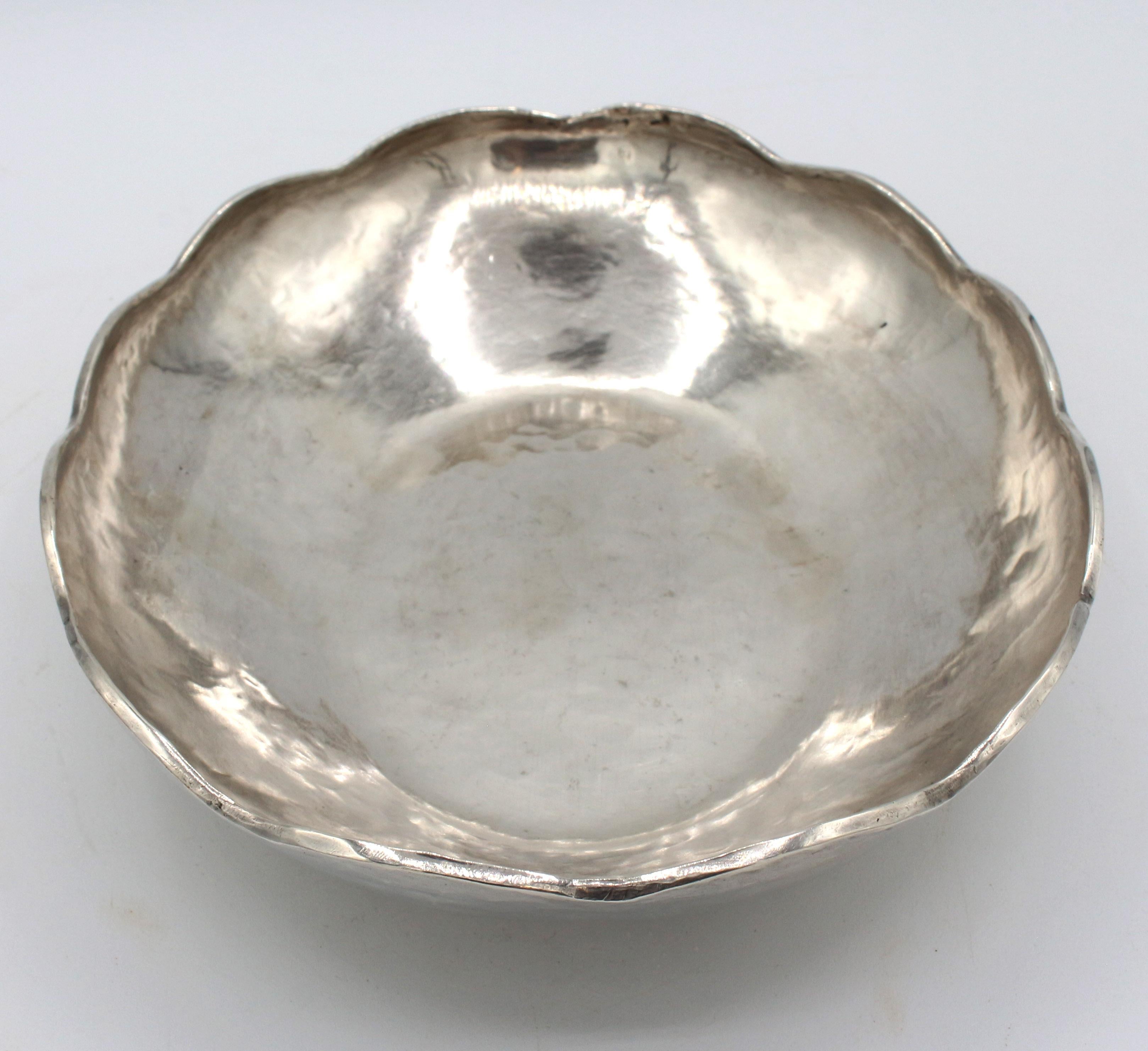Mid-Century Modern Hammered Sterling Silver Oval Lobed Bowl, Peru c. 1960s-70s