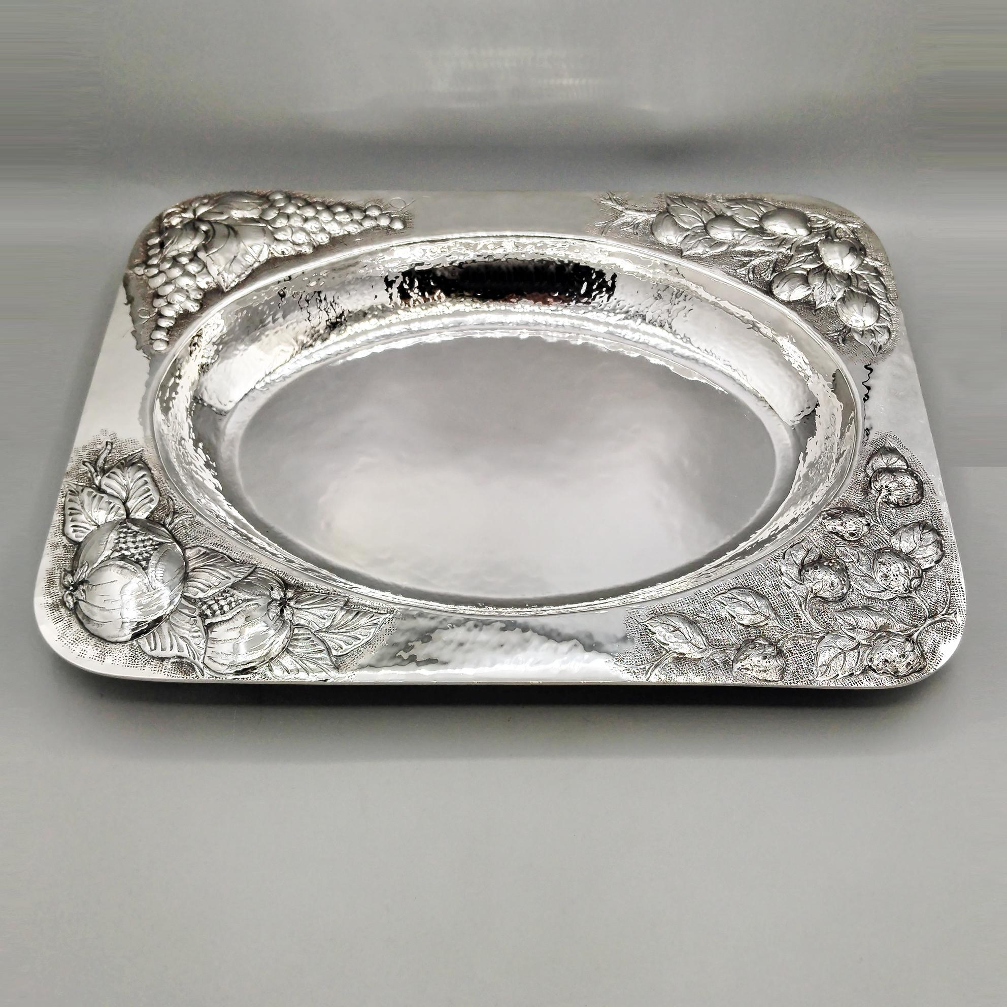 Rectangular centerpiece in 925 sterling silver, entirely handmade.
The piece was crafted from a rough rectangular sheet of 925 silver. The center was hammered out to create an oval shape.
It was then hand-hammered. The corners were rounded, making