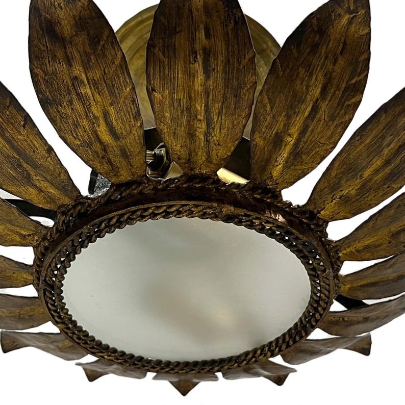 Luminaria italiana martillada con forma de rayo de sol, de hacia 1950, con una luz interior.

Medidas:
Diámetro: 13,5
Altura: 7