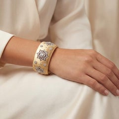 Brazalete con bisagra de diamantes de textura martillada en oro amarillo de 18 quilates con acabado a mano
