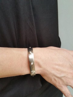 Bracciale in oro bianco martellato con diamanti
