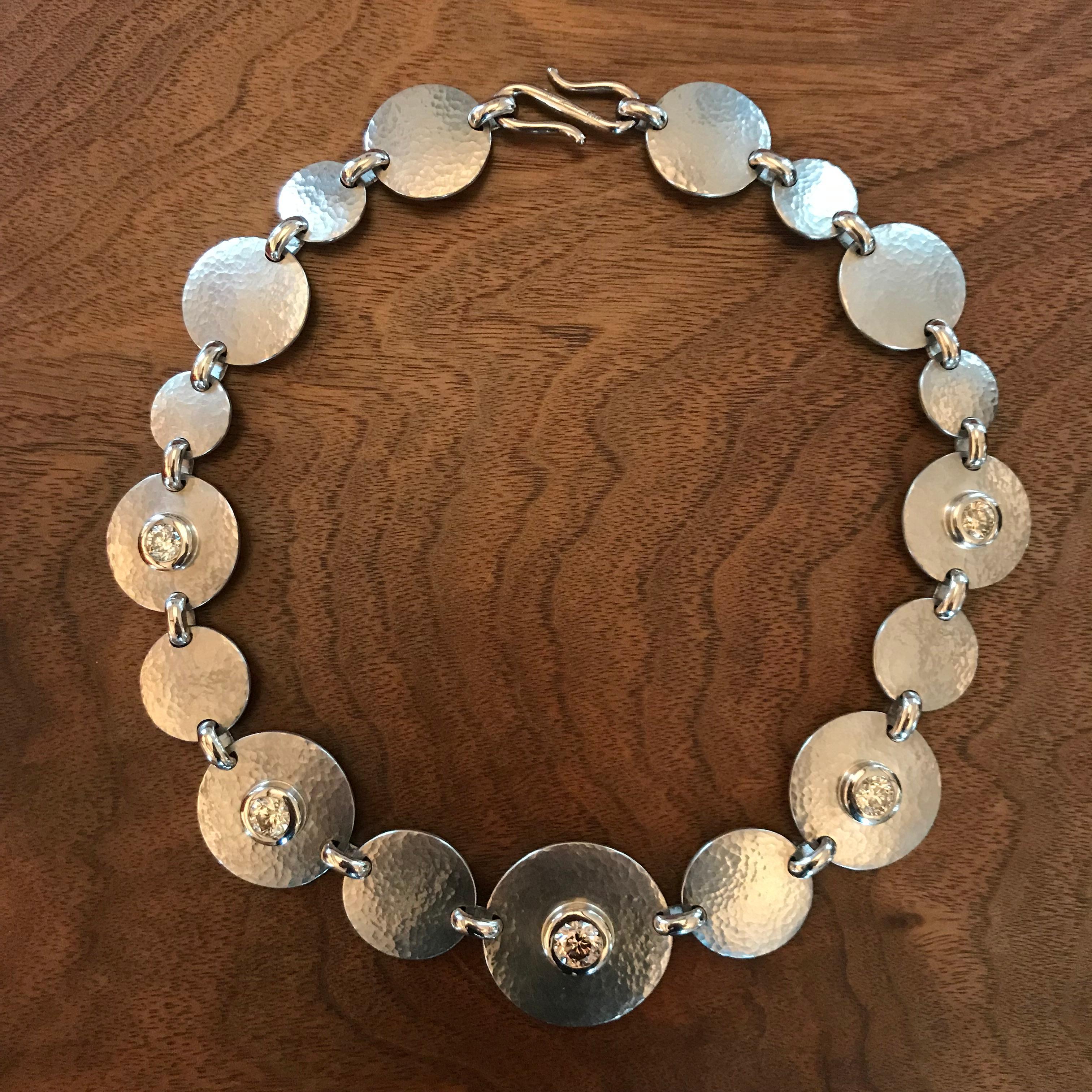 Questa collana unica in oro bianco martellato da 18 carati ha cinque diamanti cognac da 7,67 carati in totale, incastonati in castoni molto audaci. Indossato è sicuramente un pezzo forte.