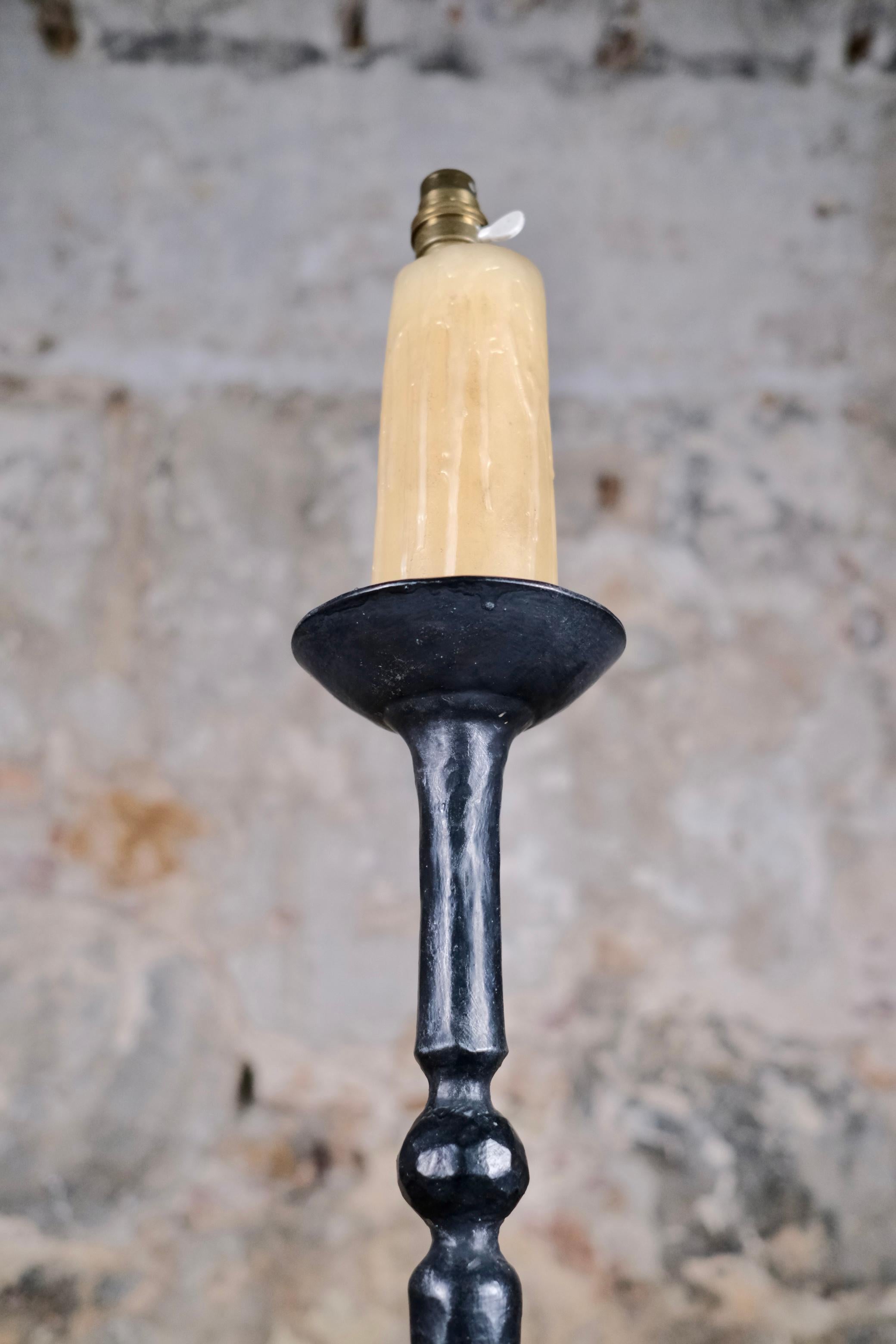 Lampadaire en fer forgé martelé, fabriqué en Bretagne, France, années 1980. en vente 4