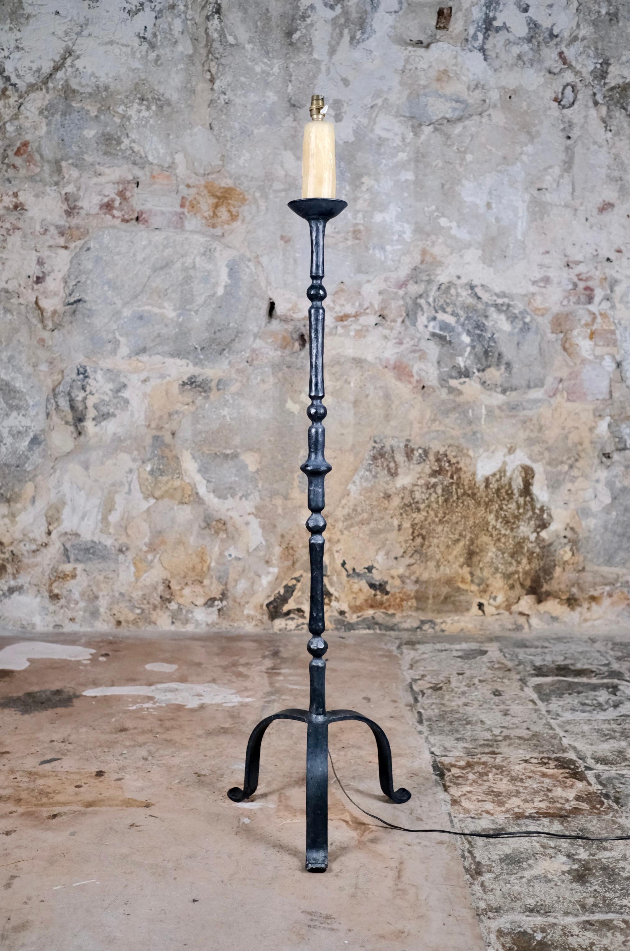 Elegant lampadaire en fer forgé martelé, Bretagne, France, années 1980

Remarquable lampadaire en fer forgé martelé, fabriqué à la main par un artisan forgeron en Bretagne, France, vers 1980.
Évoquant l'esprit de l'Atelier de Marolles et l'œuvre de