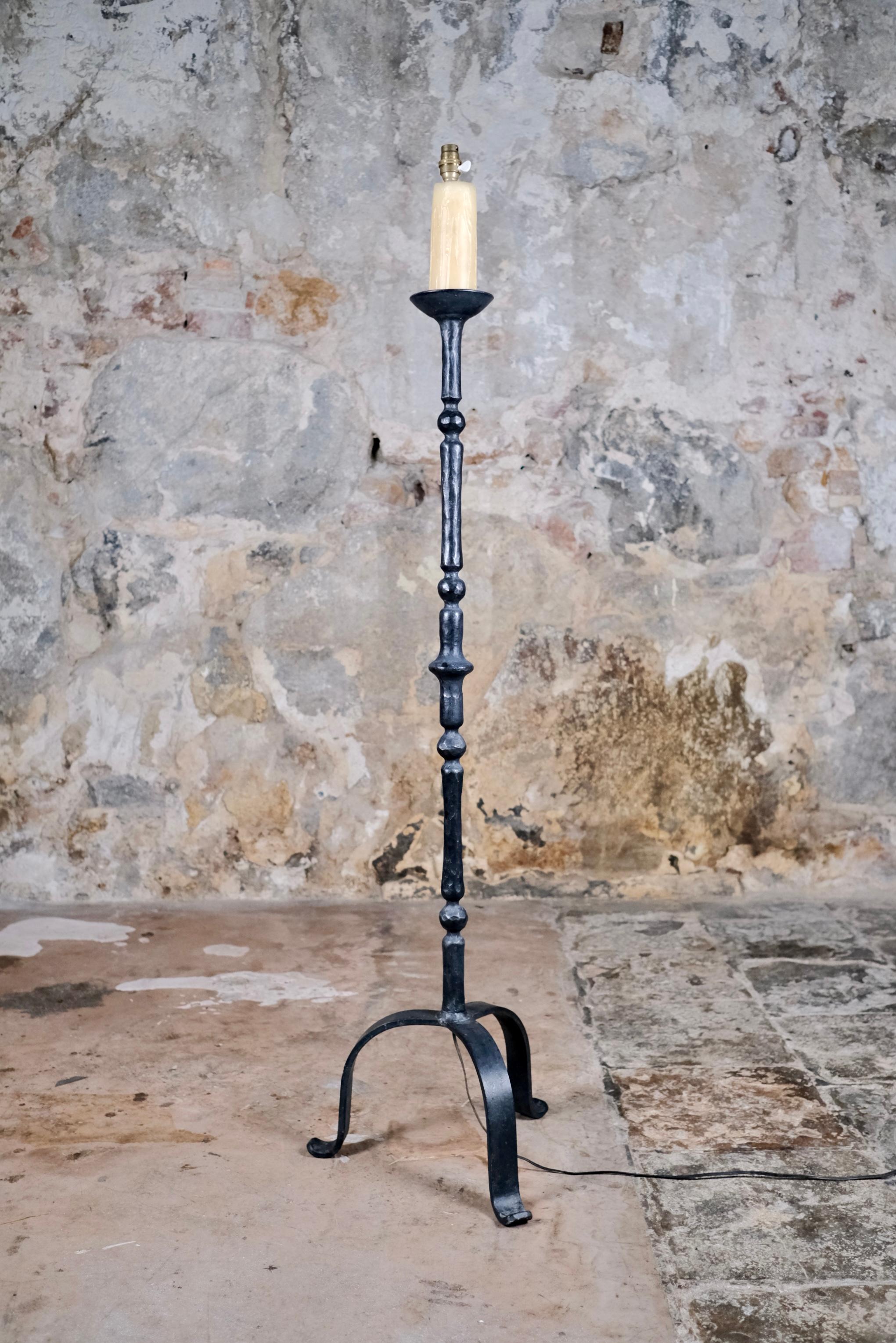 Brutalisme Lampadaire en fer forgé martelé, fabriqué en Bretagne, France, années 1980. en vente